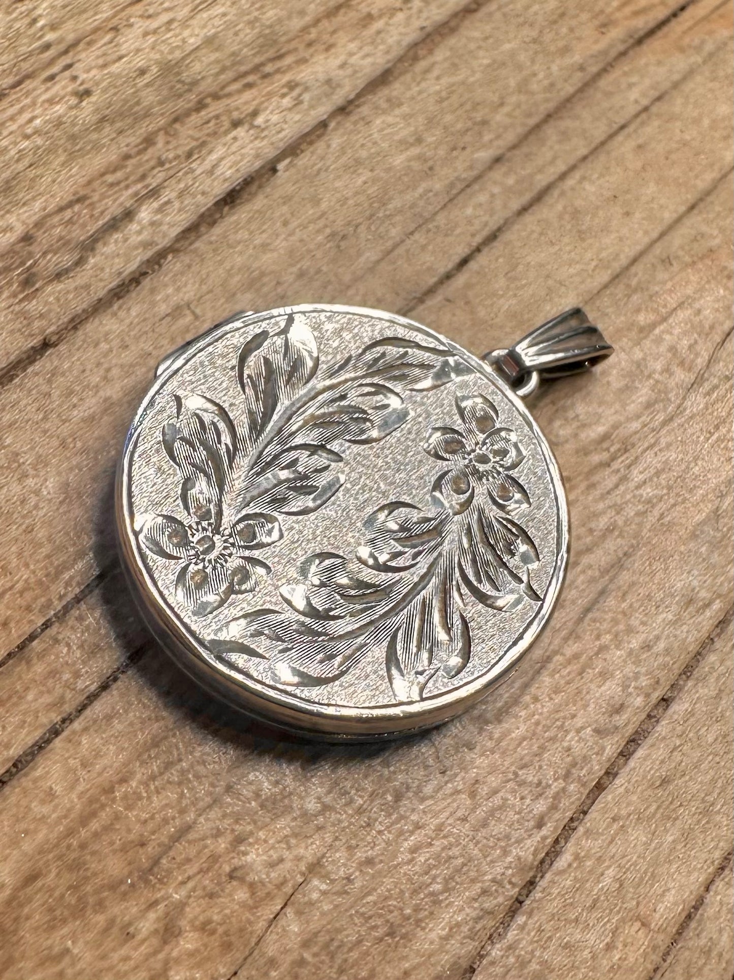 Vintage 1969 Engraved Floral 925 Sterling Silver Locket Pendant