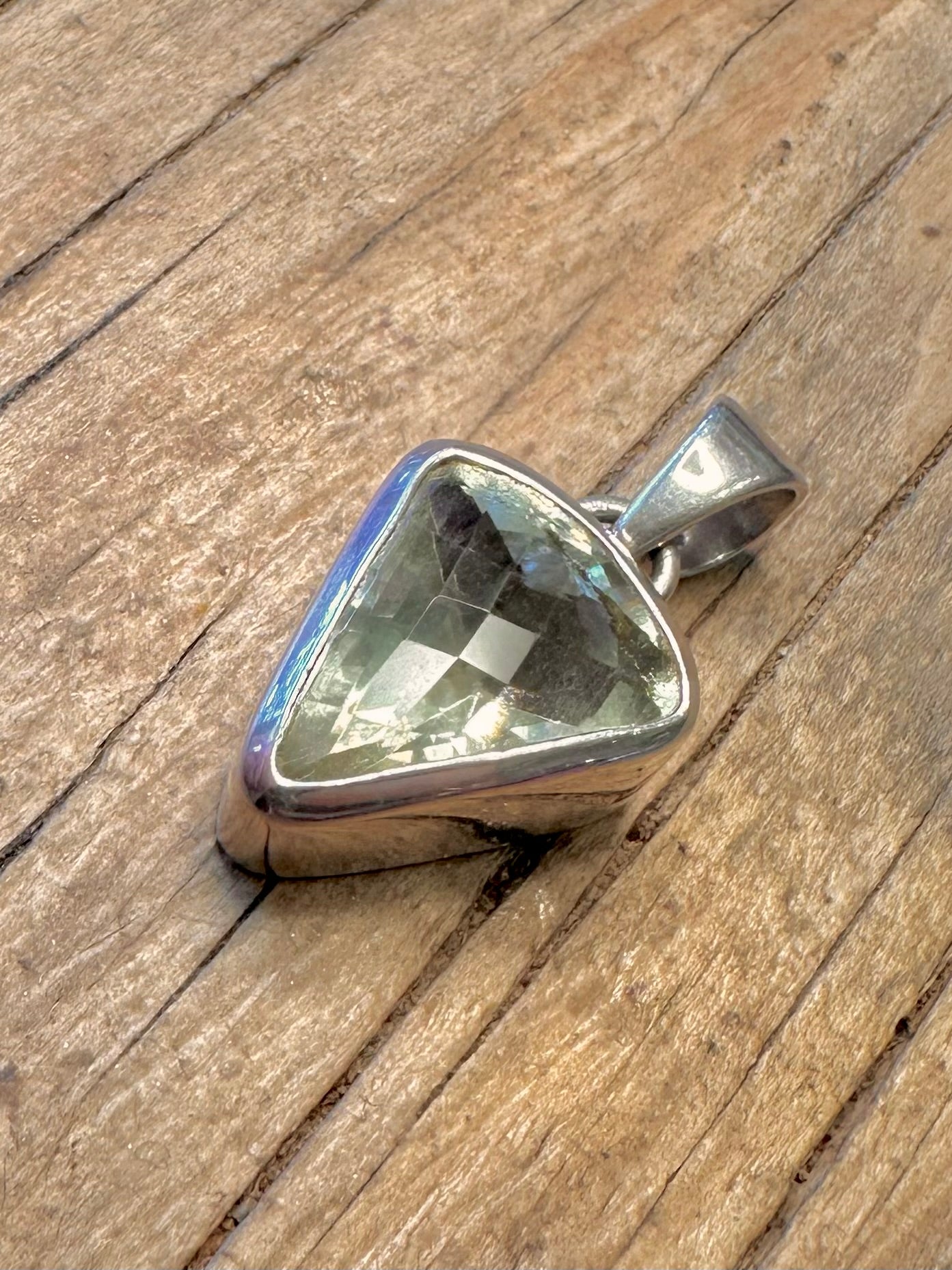 Grüner Amethyst facettiert dreieckig 925 Sterlingsilber-Anhänger