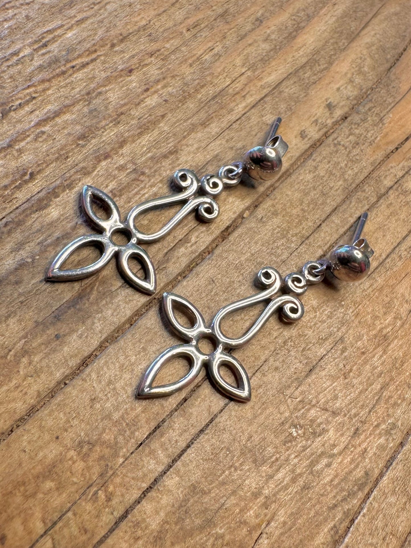 Ohrringe Swirl Cross aus 925er Sterlingsilber