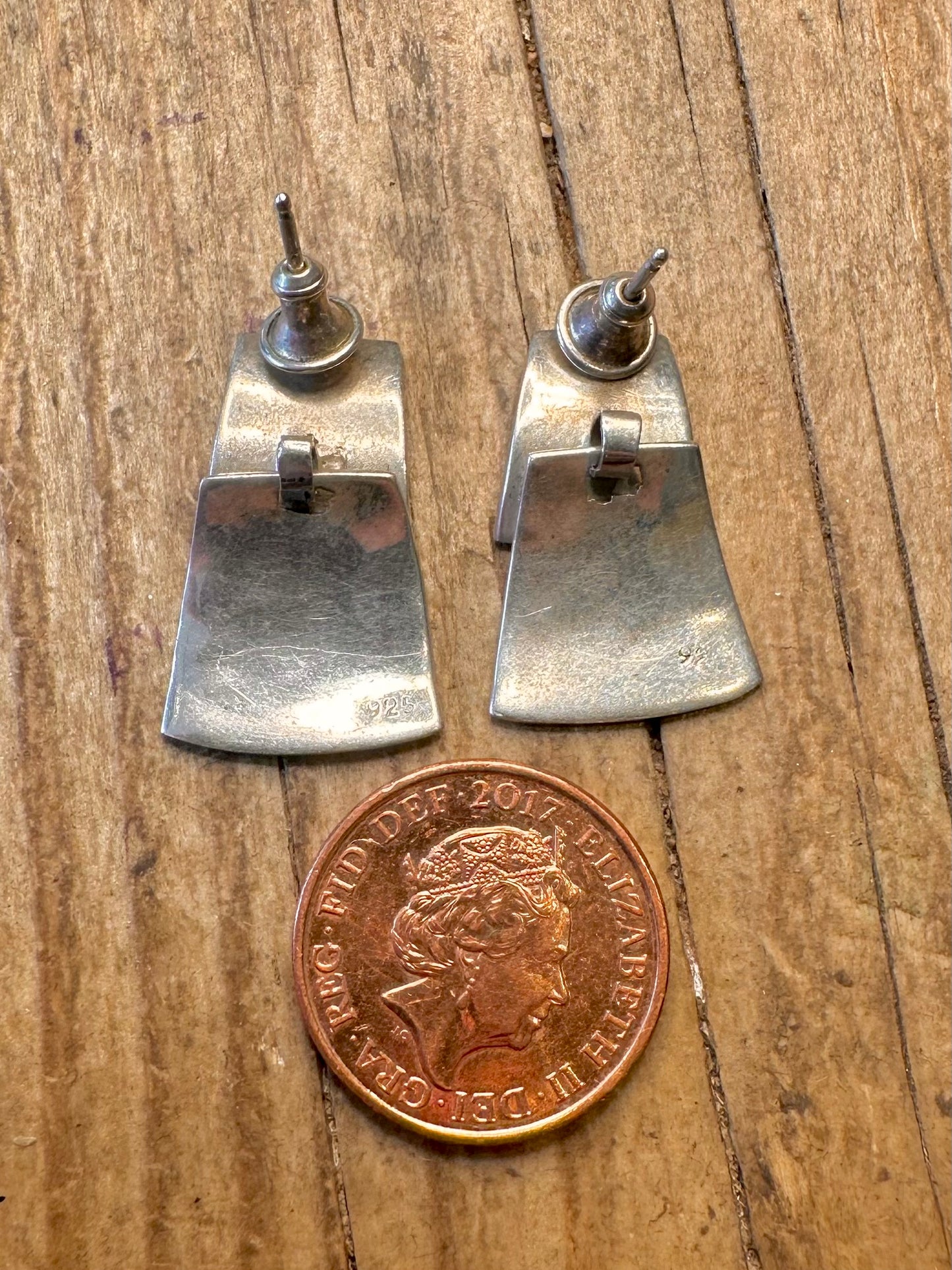 Ohrringe aus gehämmertem 925er Sterlingsilber im modernistischen Wellen-Design