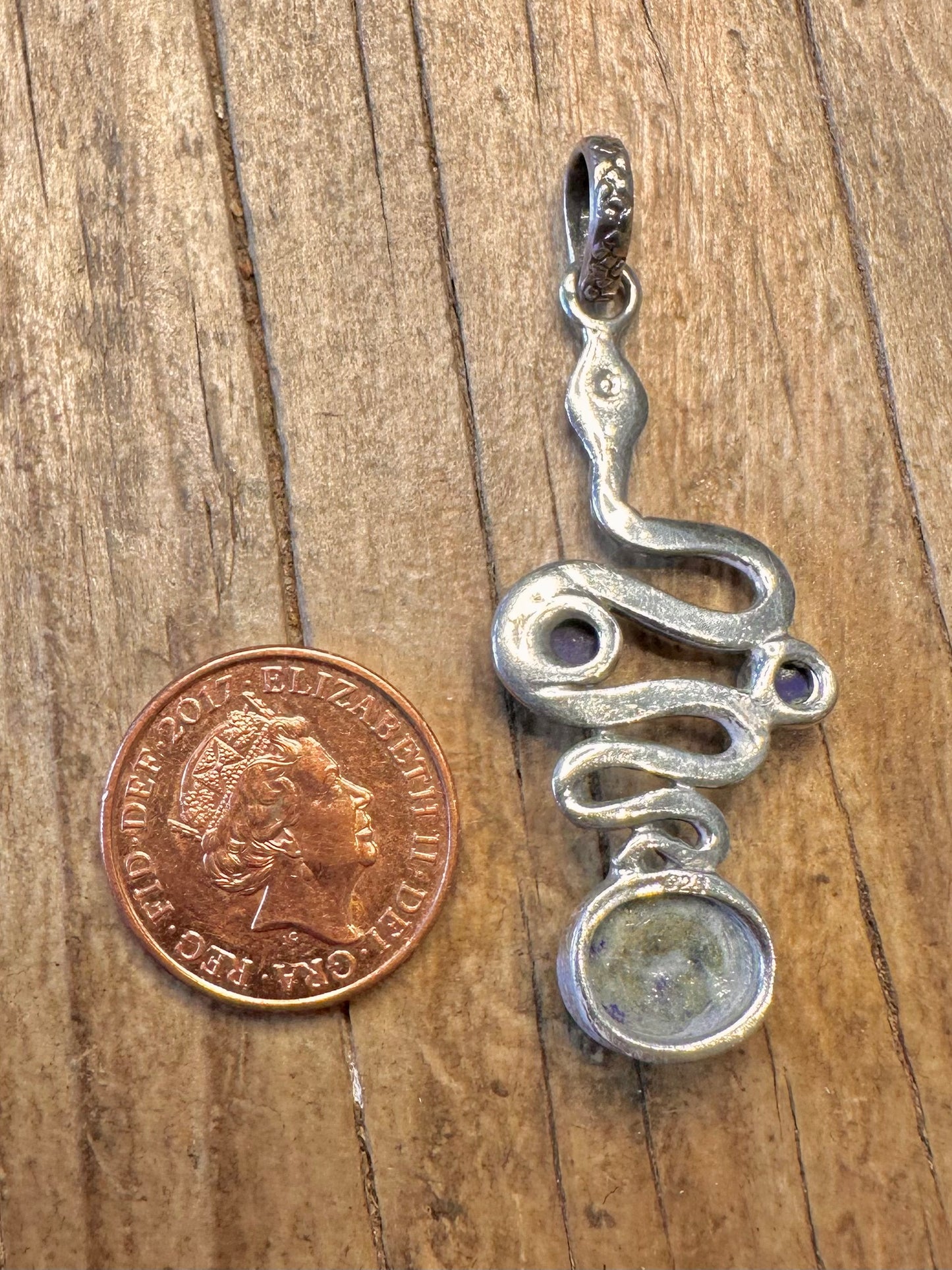 Schlangen-Lapislazuli-Anhänger aus strukturiertem 925er Sterlingsilber