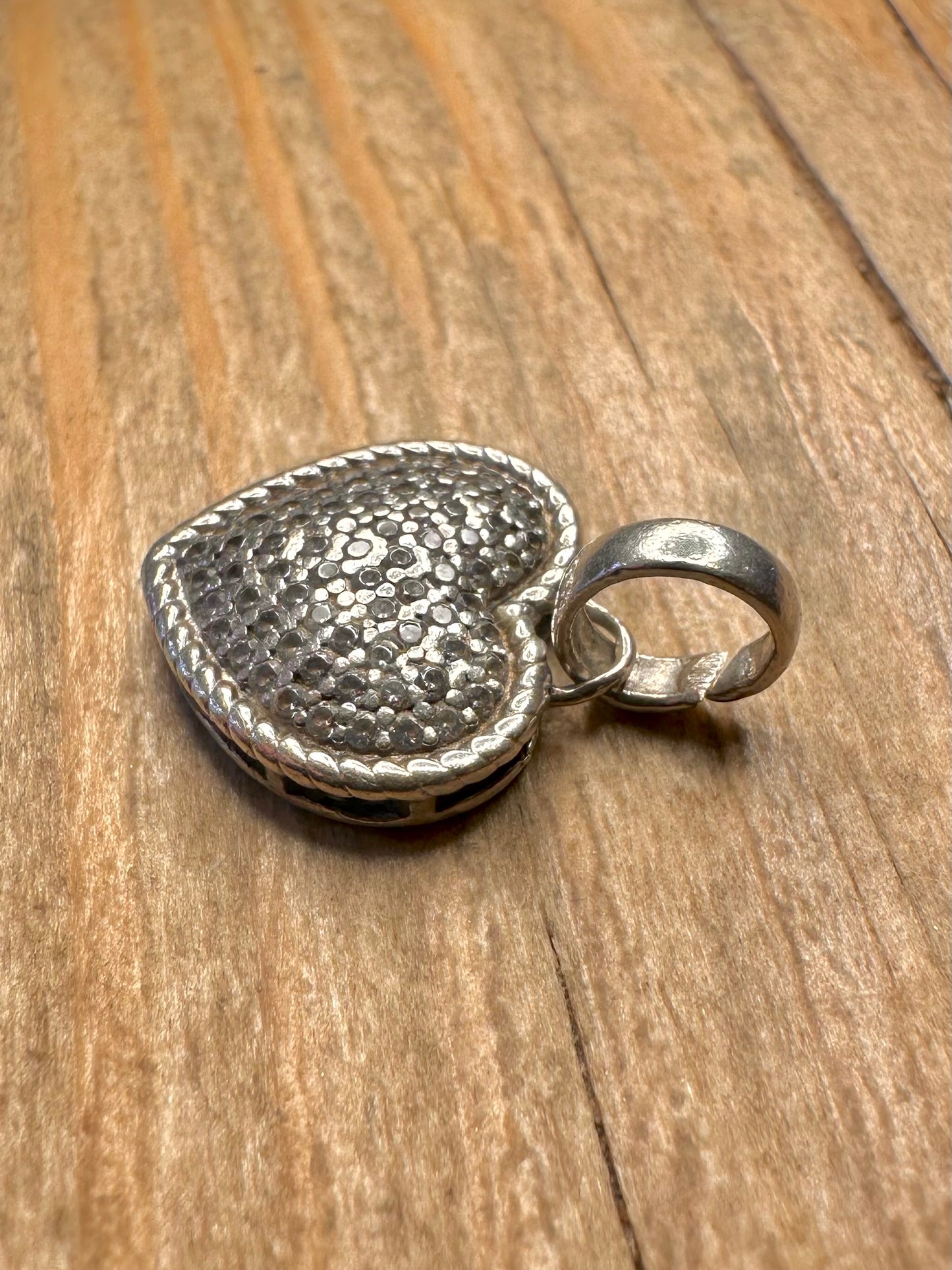 Moderner CZ-Herzanhänger aus 925er Sterlingsilber