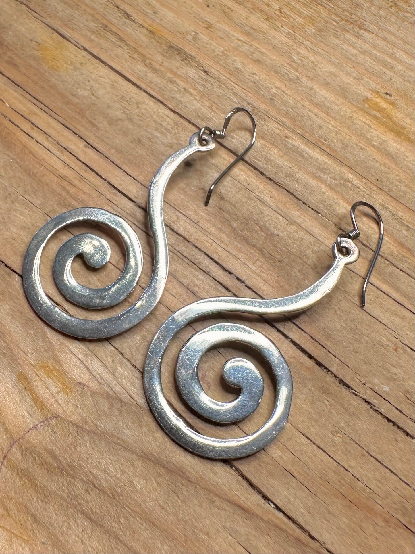 Abstrakte Wirbel-Hängeohrringe aus 925er Sterlingsilber