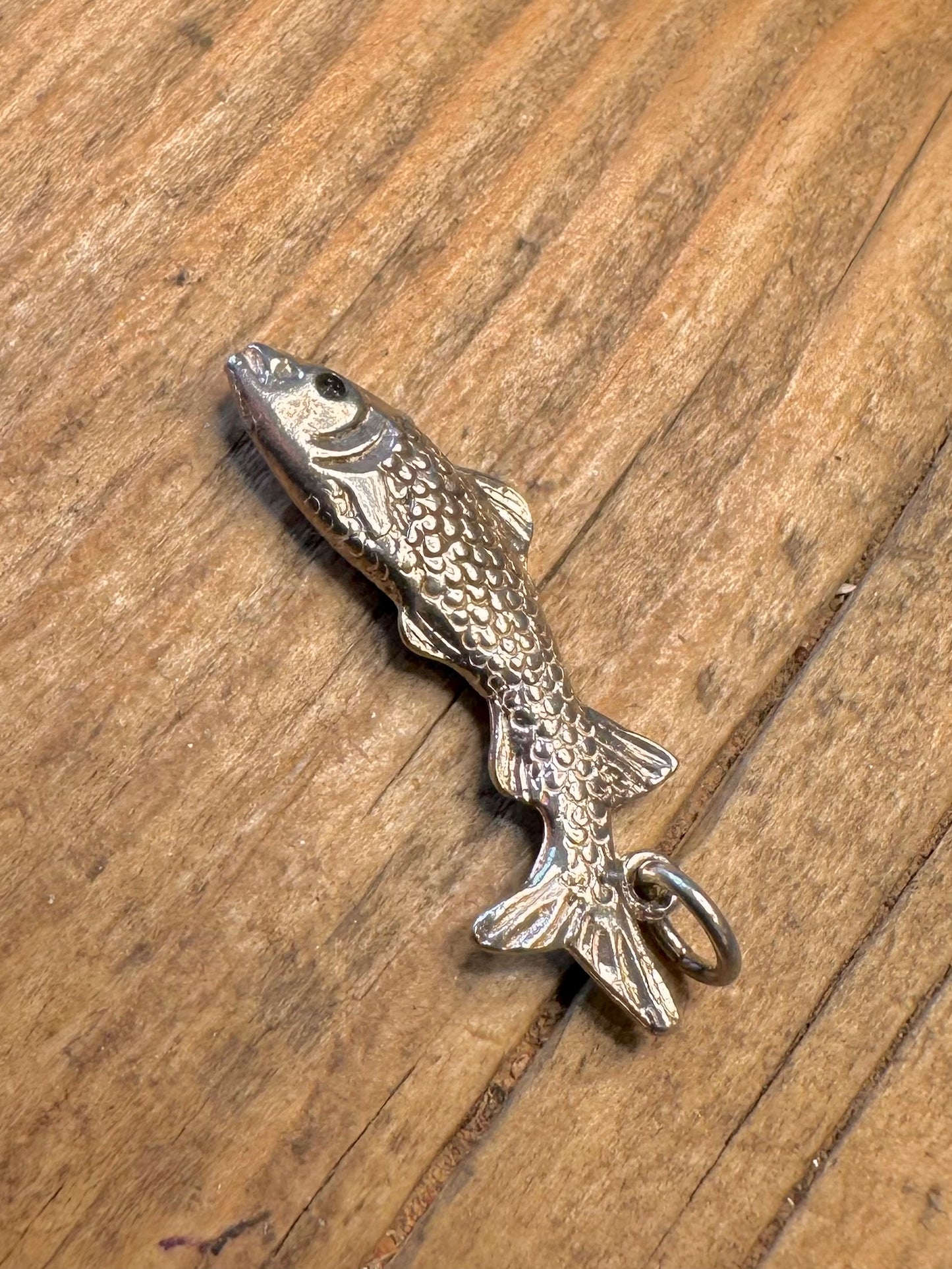 Strukturierter Fisch 925 Sterling Silber Charm-Anhänger