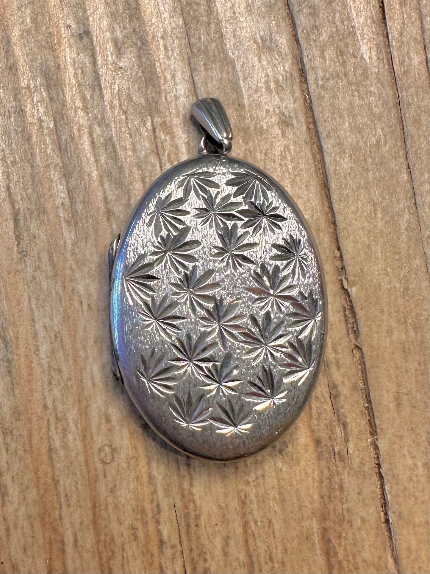 Vintage 1972 Engraved Oval Locket 925 Sterling Silver Pendant