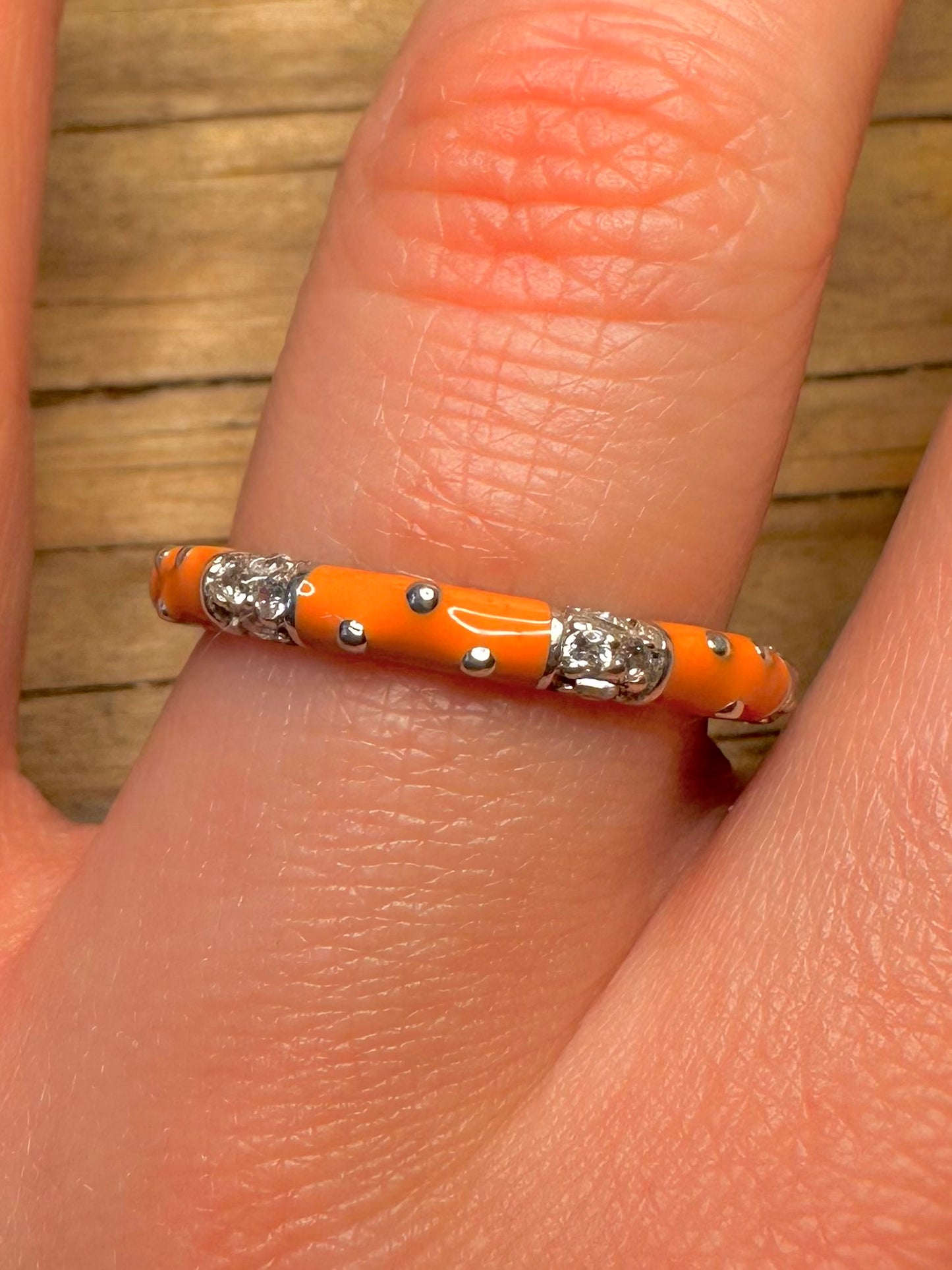 Moderner Ring aus orangefarbenem Email und weißem Stein von ESPO aus 925er Sterlingsilber, Größe S