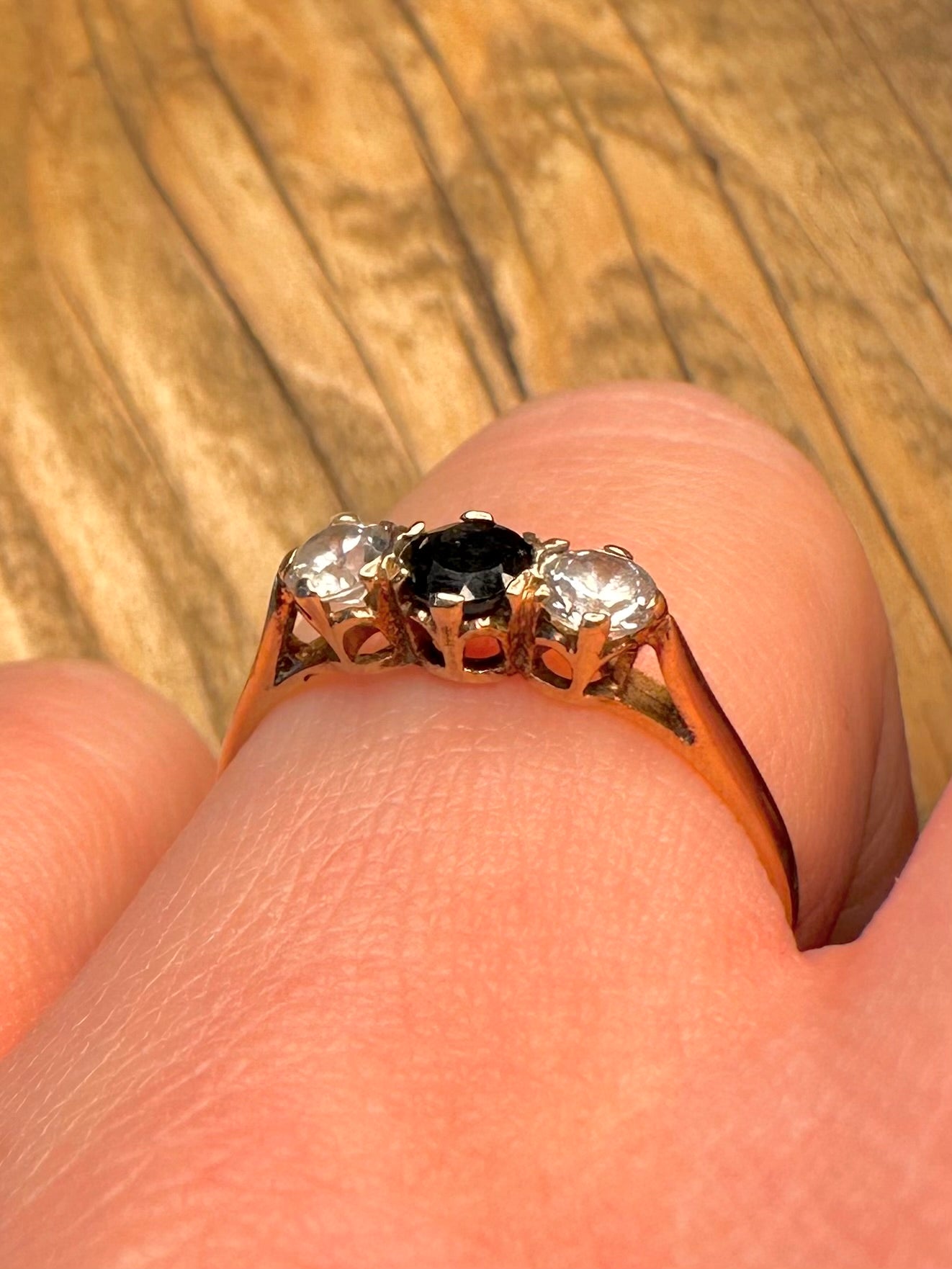 Ring in 9 Karat Gold mit drei Steinen in Schwarz und Weiß, Größe P