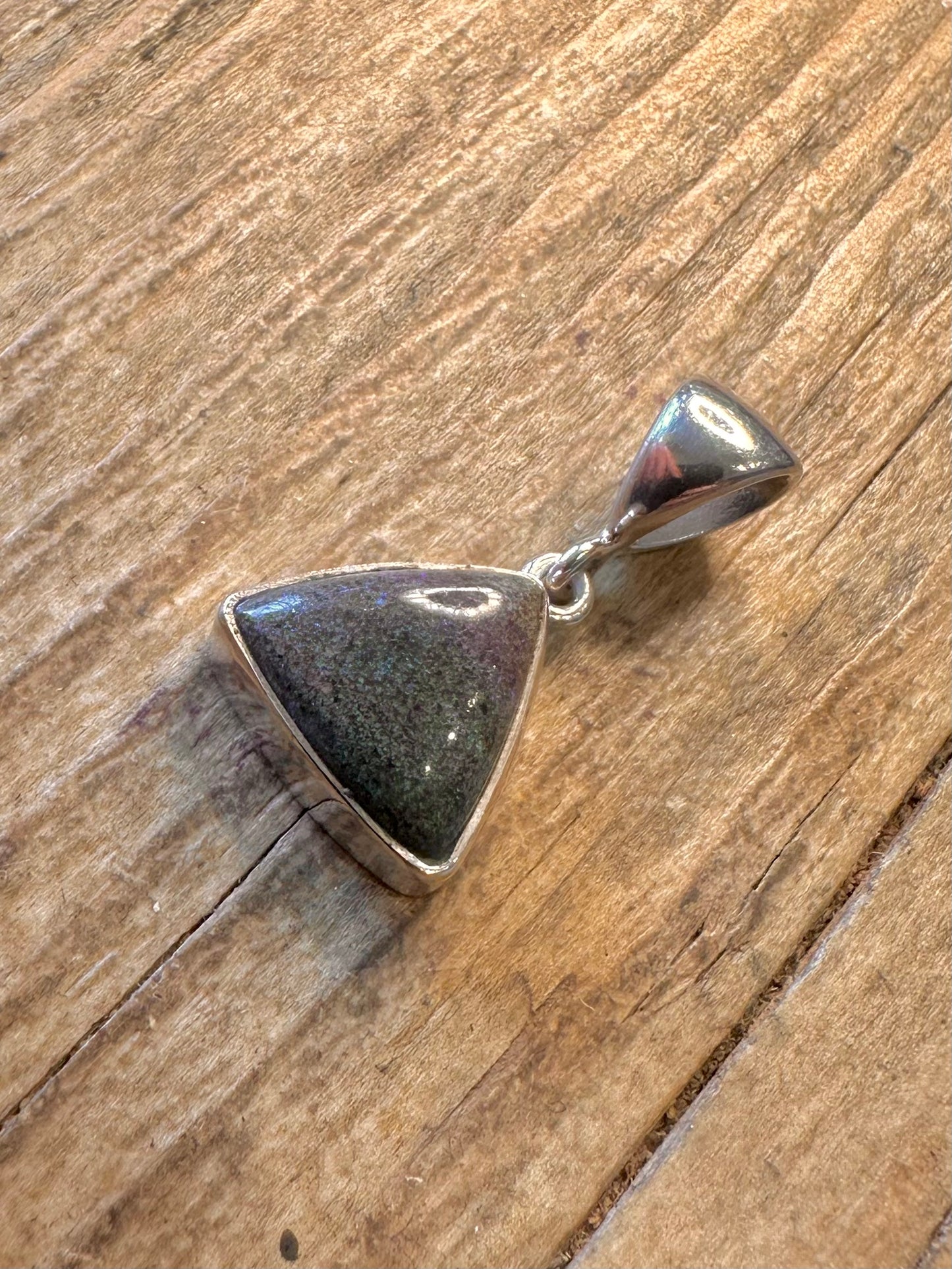 Dreieckiger Rubin-Zoisit-Anhänger aus 925er Sterlingsilber