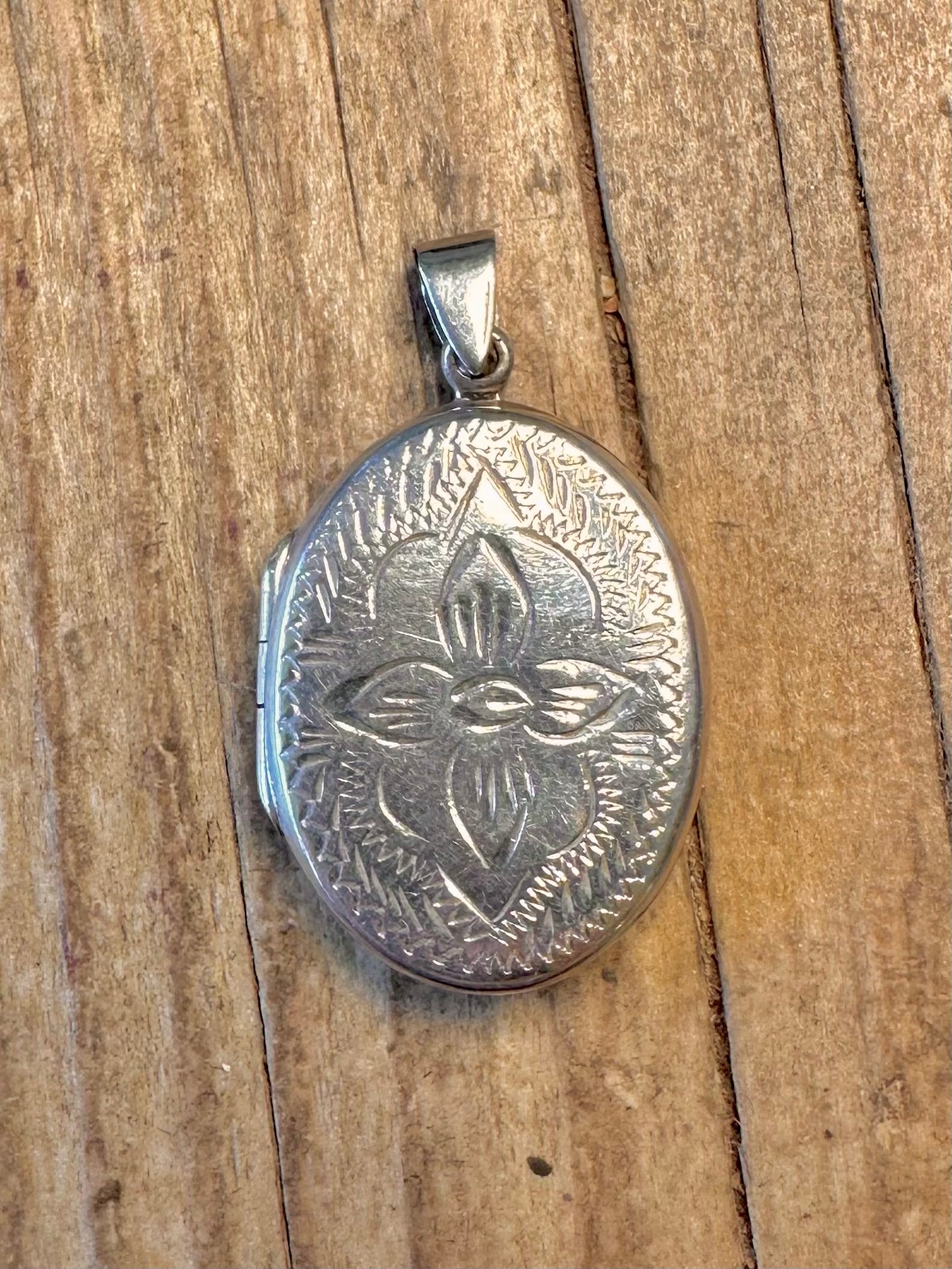 Graviertes florales Design ovales Medaillon Anhänger aus 925er Sterlingsilber