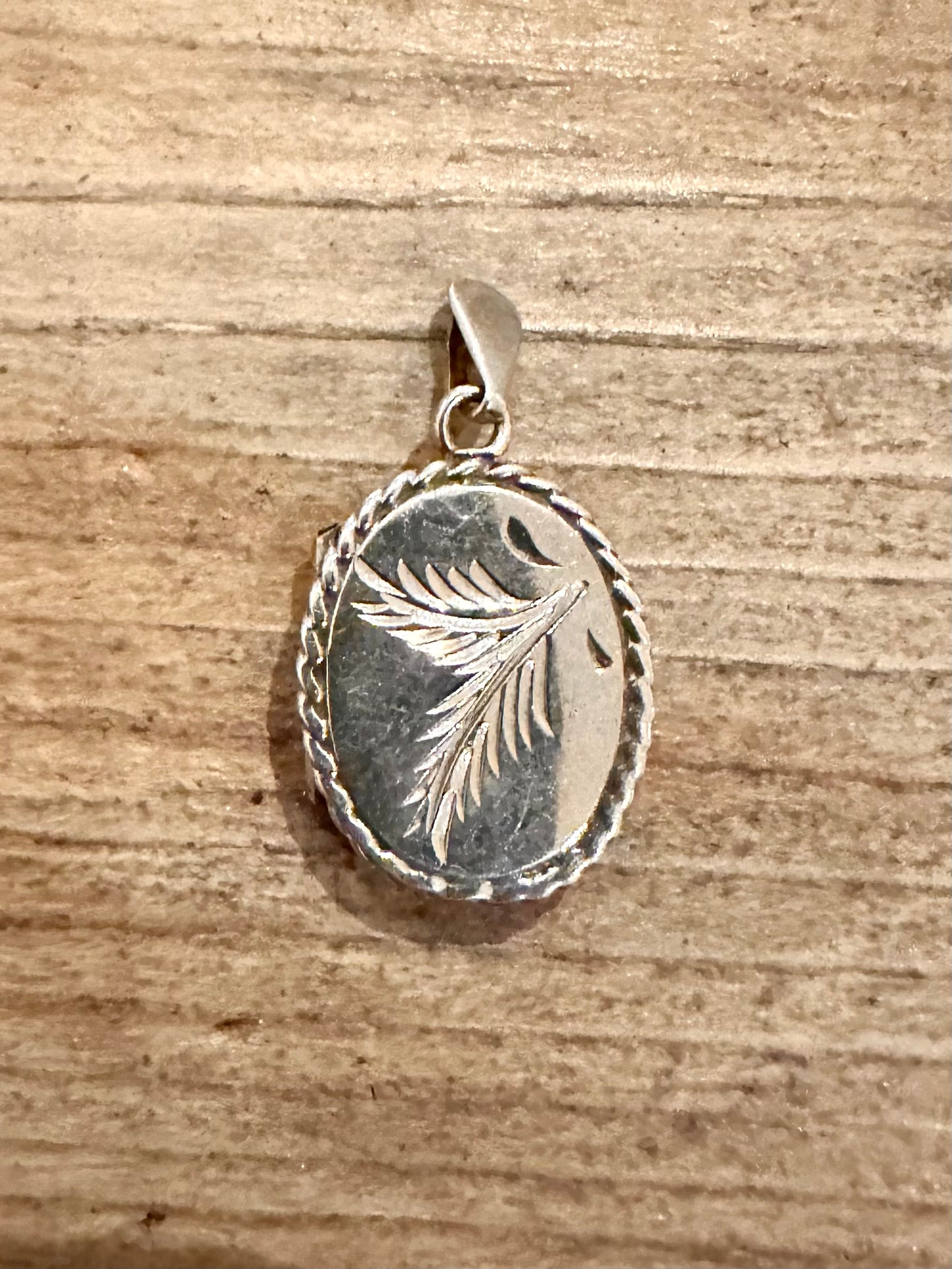 Vintage Double Picture Leaf Engraved 1980’s 925 Silver Locket Pendant