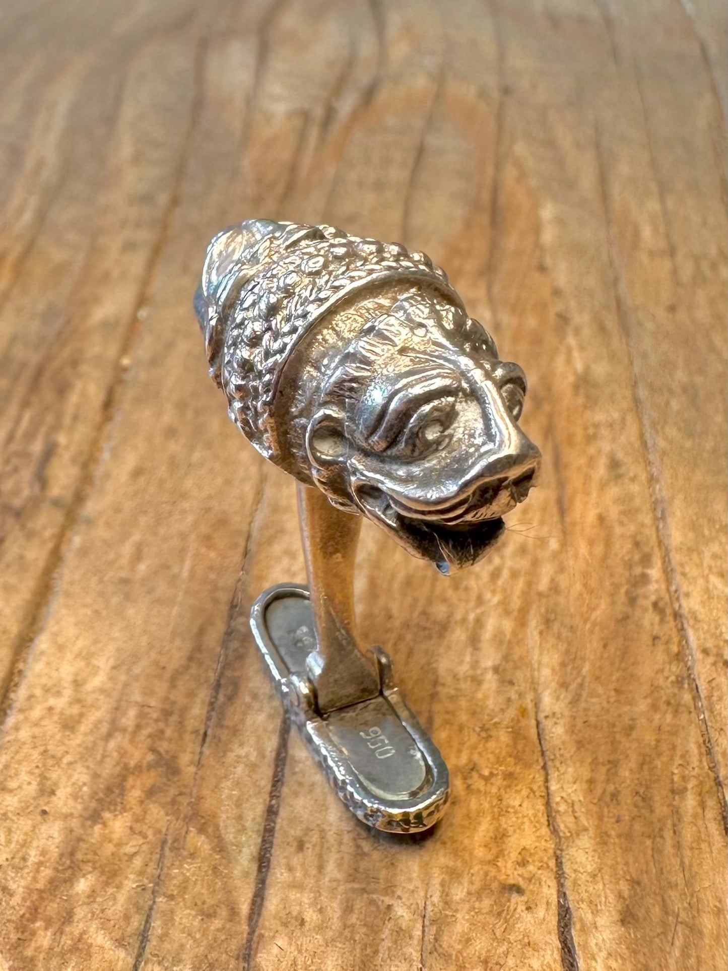Manschettenknopf aus 950er Silber mit Fabel-Löwenkopf, Sammlerstück