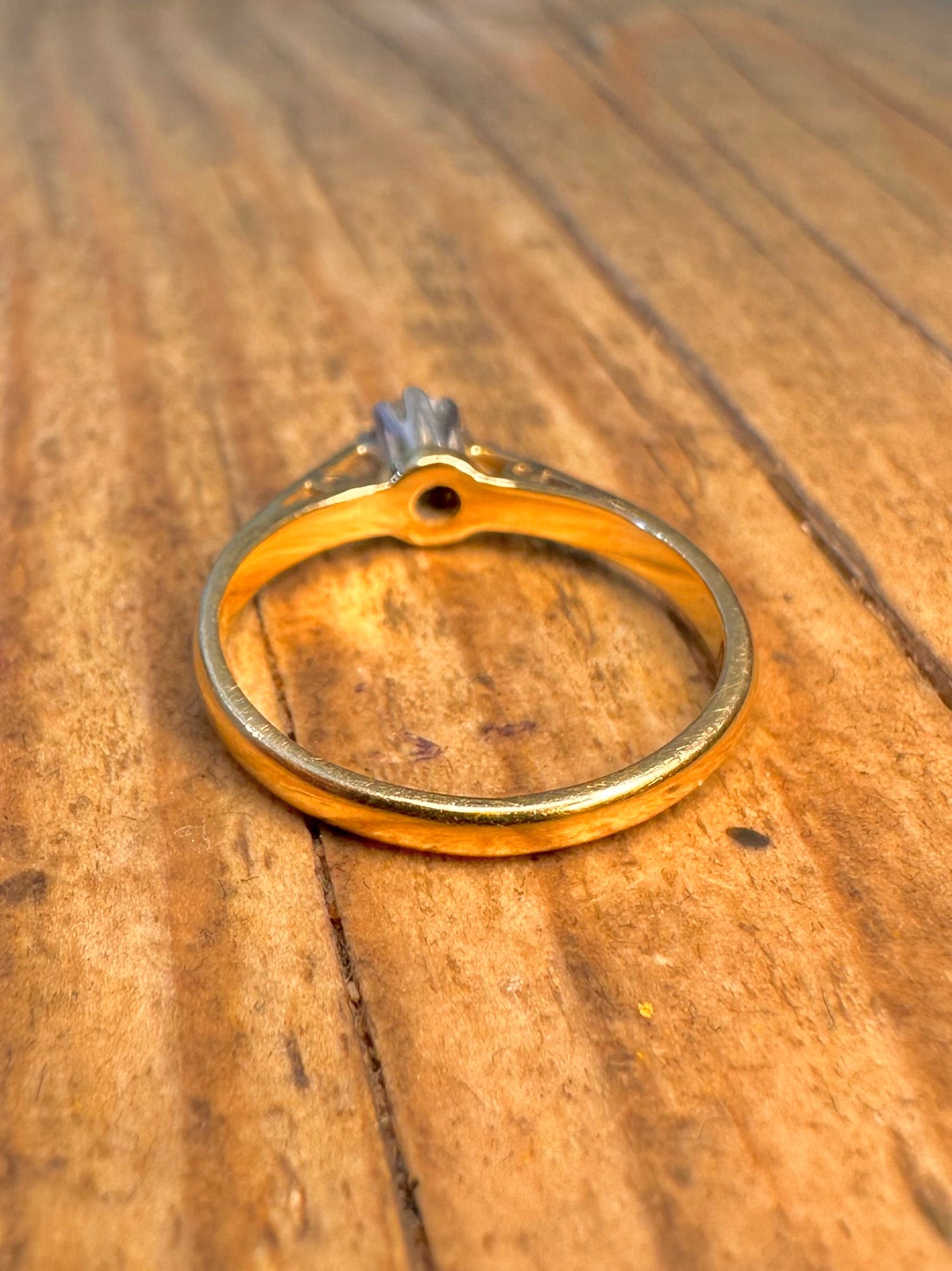 Stunning 18ct Gold 1983 Diamond Solitaire Size J Ring