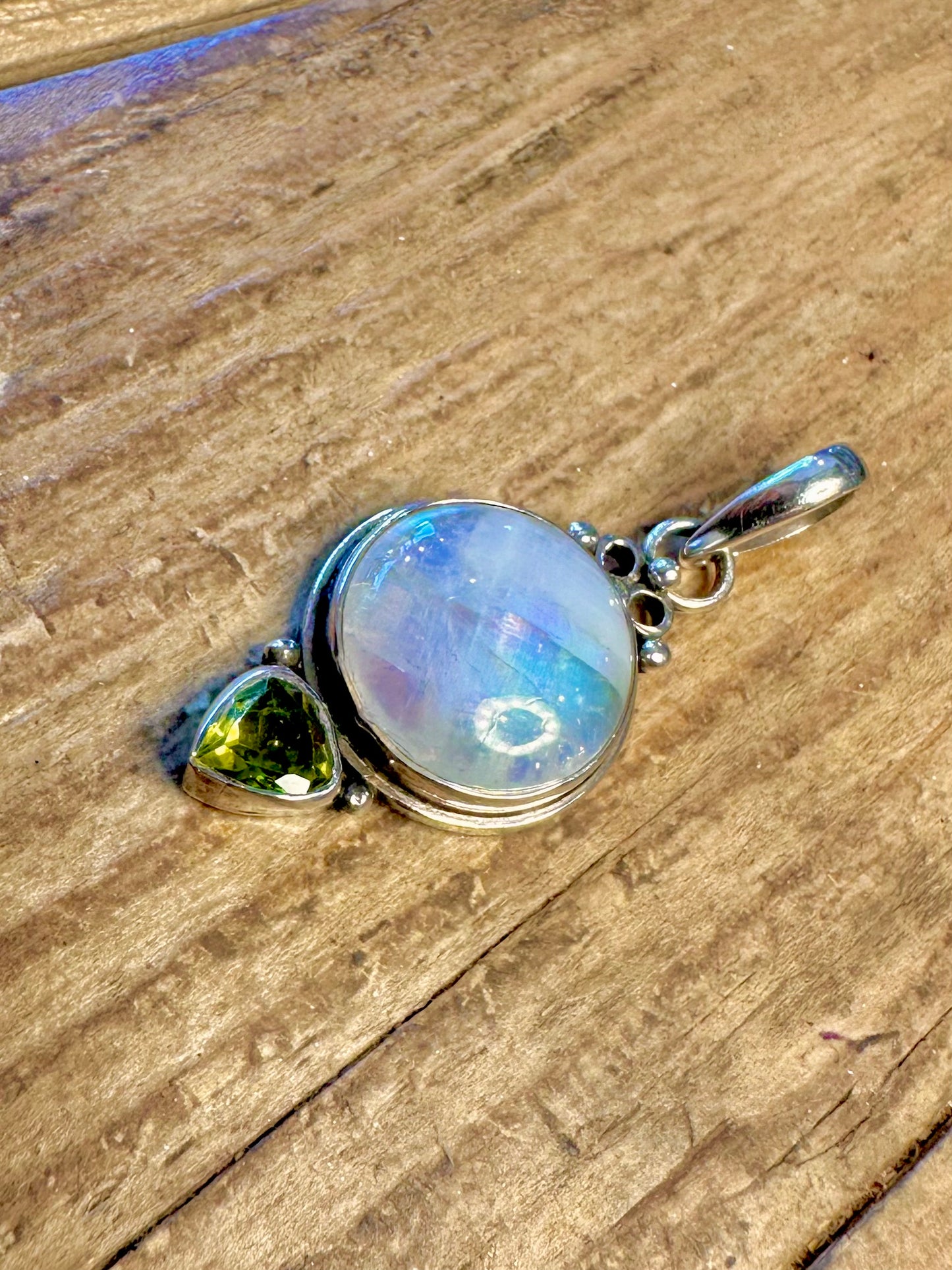 Mondstein- und Peridot-Anhänger aus 925er Sterlingsilber