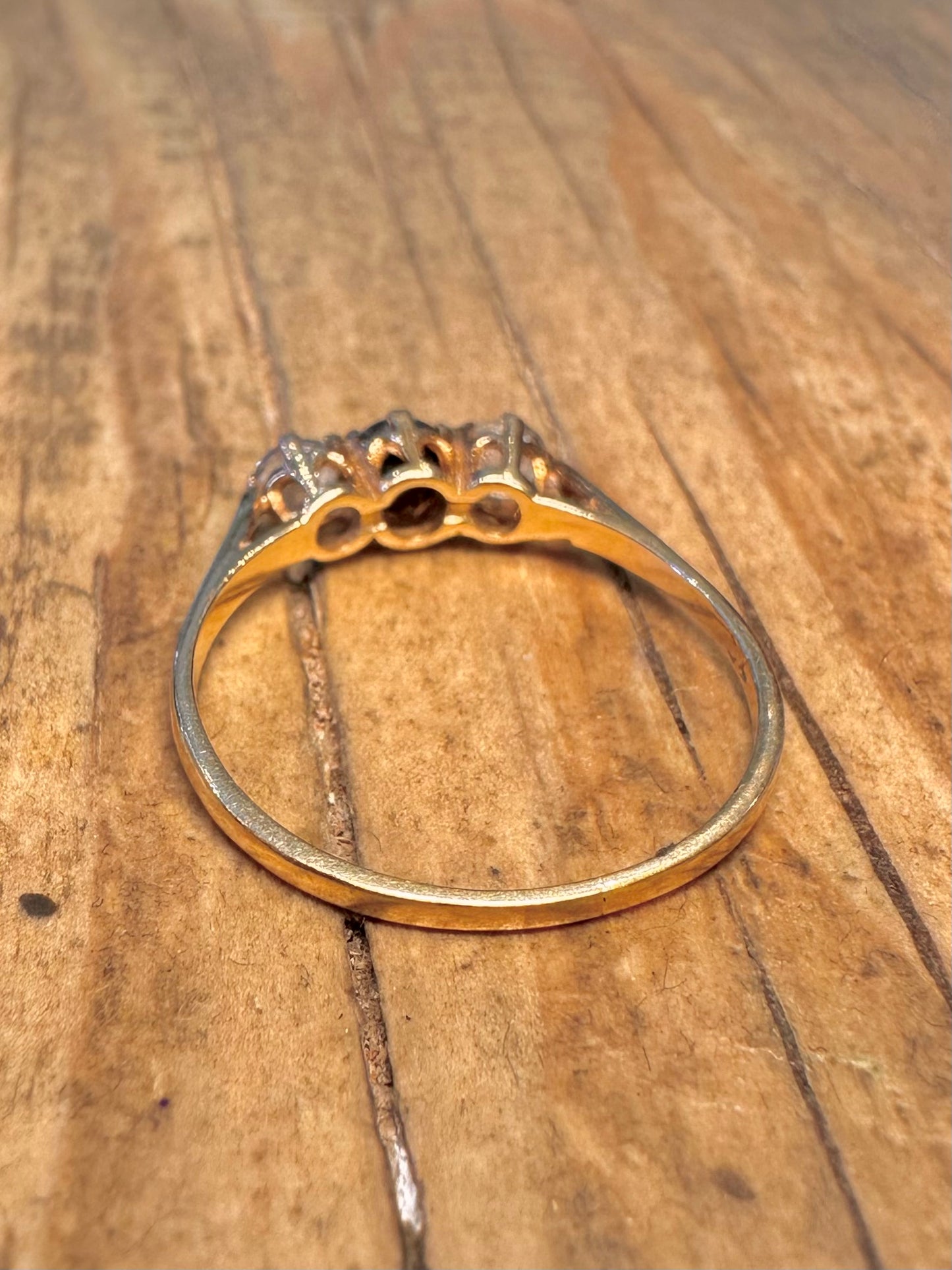 Ring in 9 Karat Gold mit drei Steinen in Schwarz und Weiß, Größe P