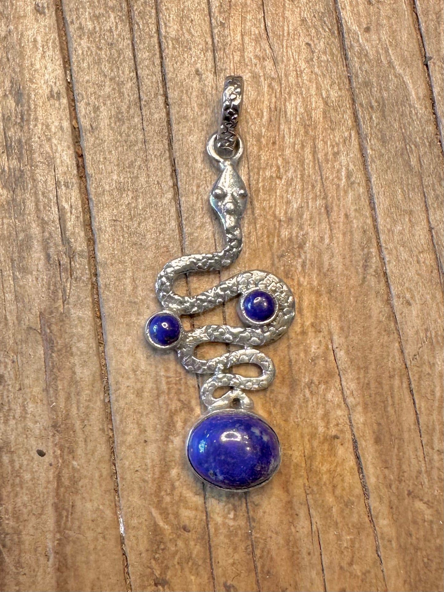 Schlangen-Lapislazuli-Anhänger aus strukturiertem 925er Sterlingsilber