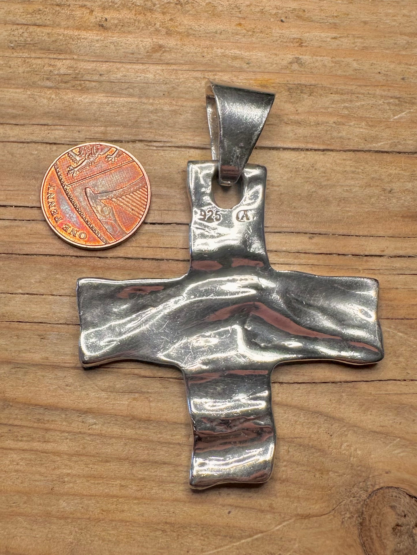 Abstrakter, texturierter, gehämmerter großer Kreuz-Anhänger aus 925er Sterlingsilber