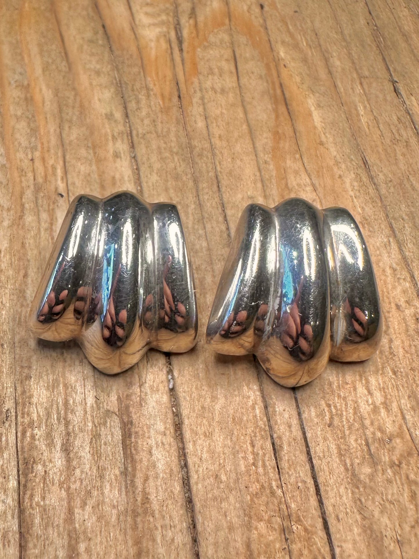 Modernistische gewellte 925er Sterling Silber Ohrringe