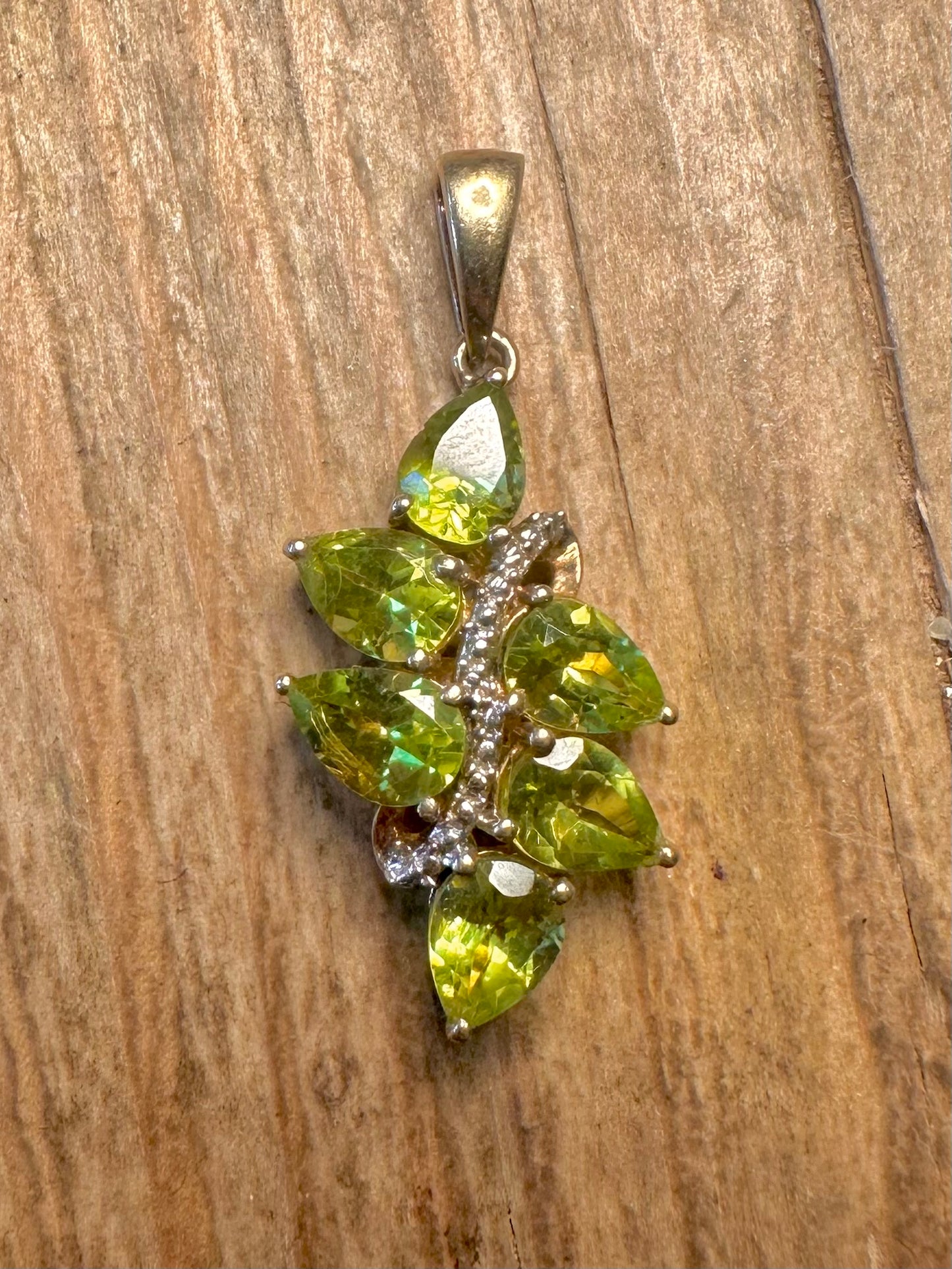 Moderner Peridot- und weißer Zirkonia-Anhänger aus Gold auf 925er Sterlingsilber