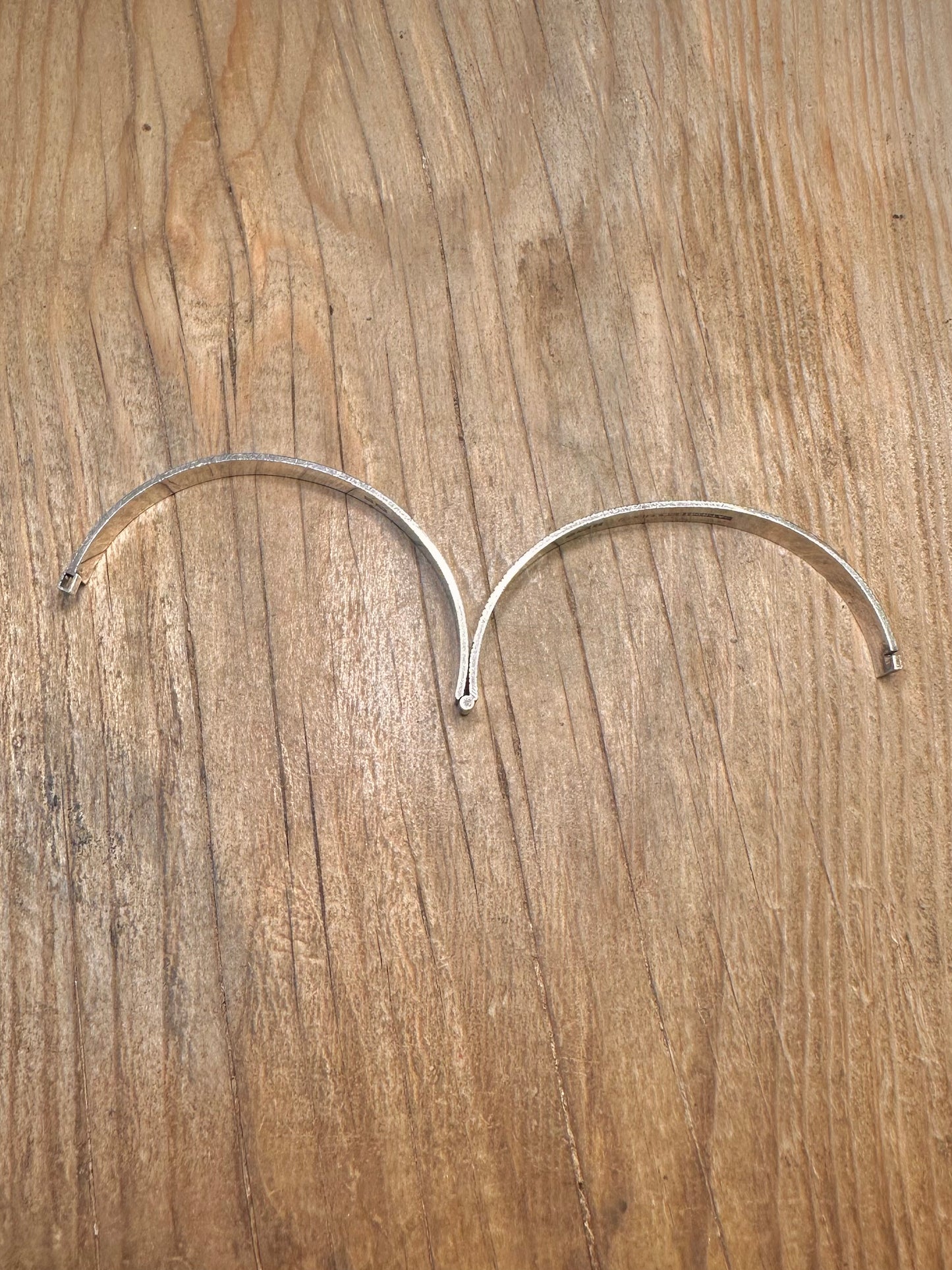 Vintage 1972 Engraved Bark Effect 925 Sterling Silver Bangle