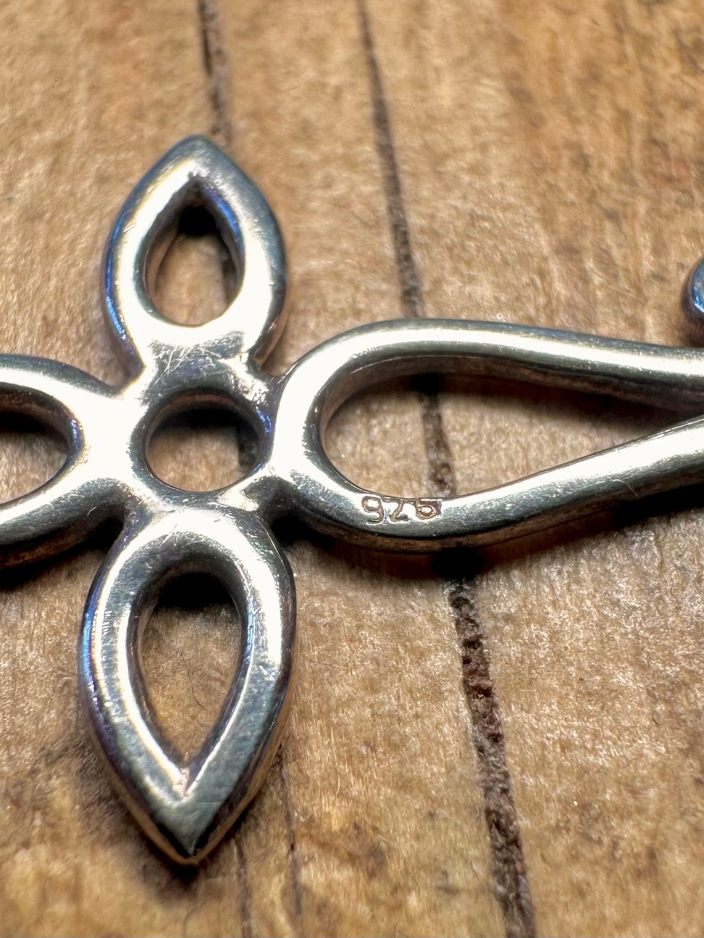 Ohrringe Swirl Cross aus 925er Sterlingsilber
