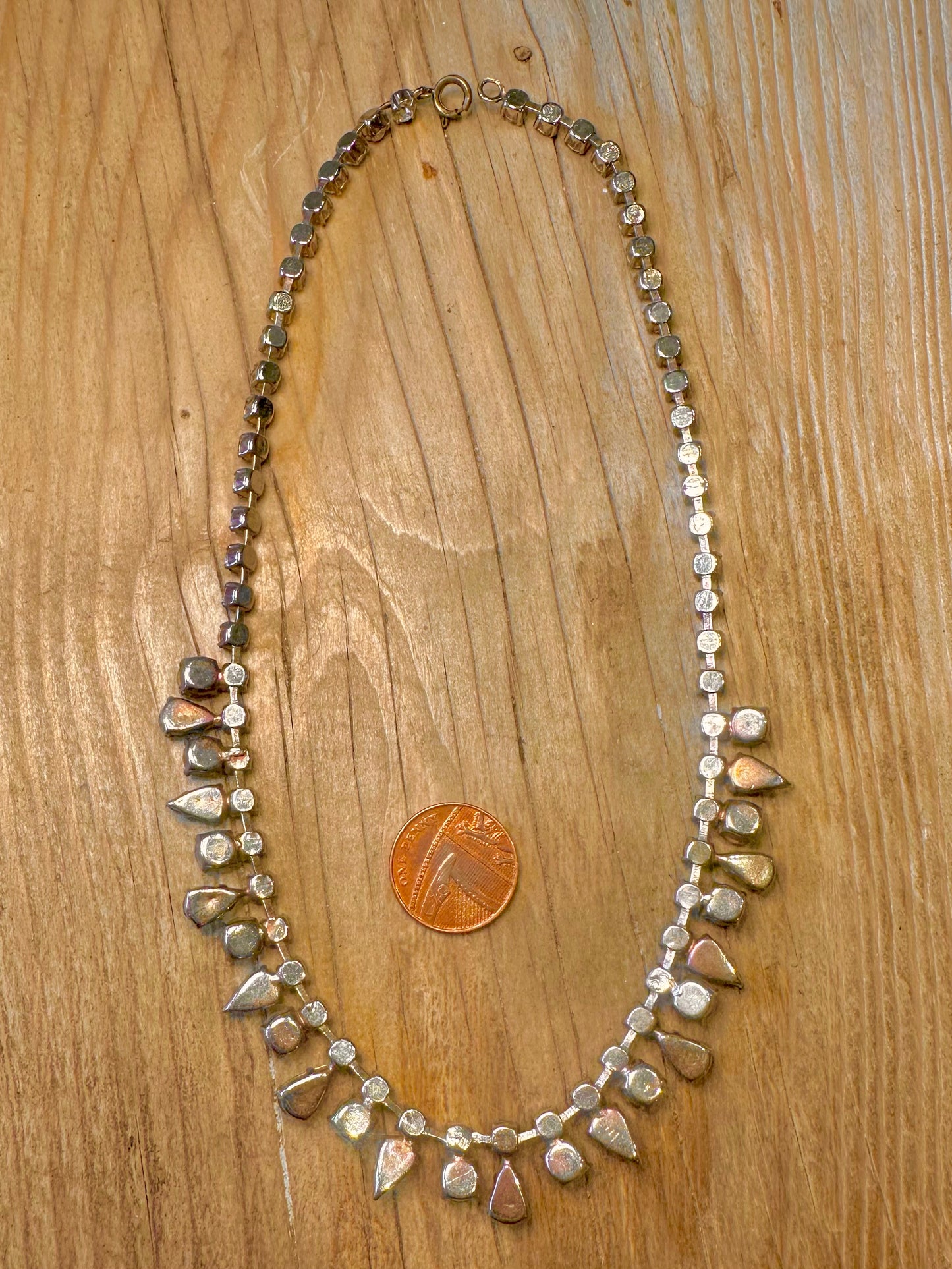 Vintage Halskette, 16 Zoll, Modeschmuck, mit klaren und blauen Strasssteinen in Tropfen- und runder Form, silberfarben