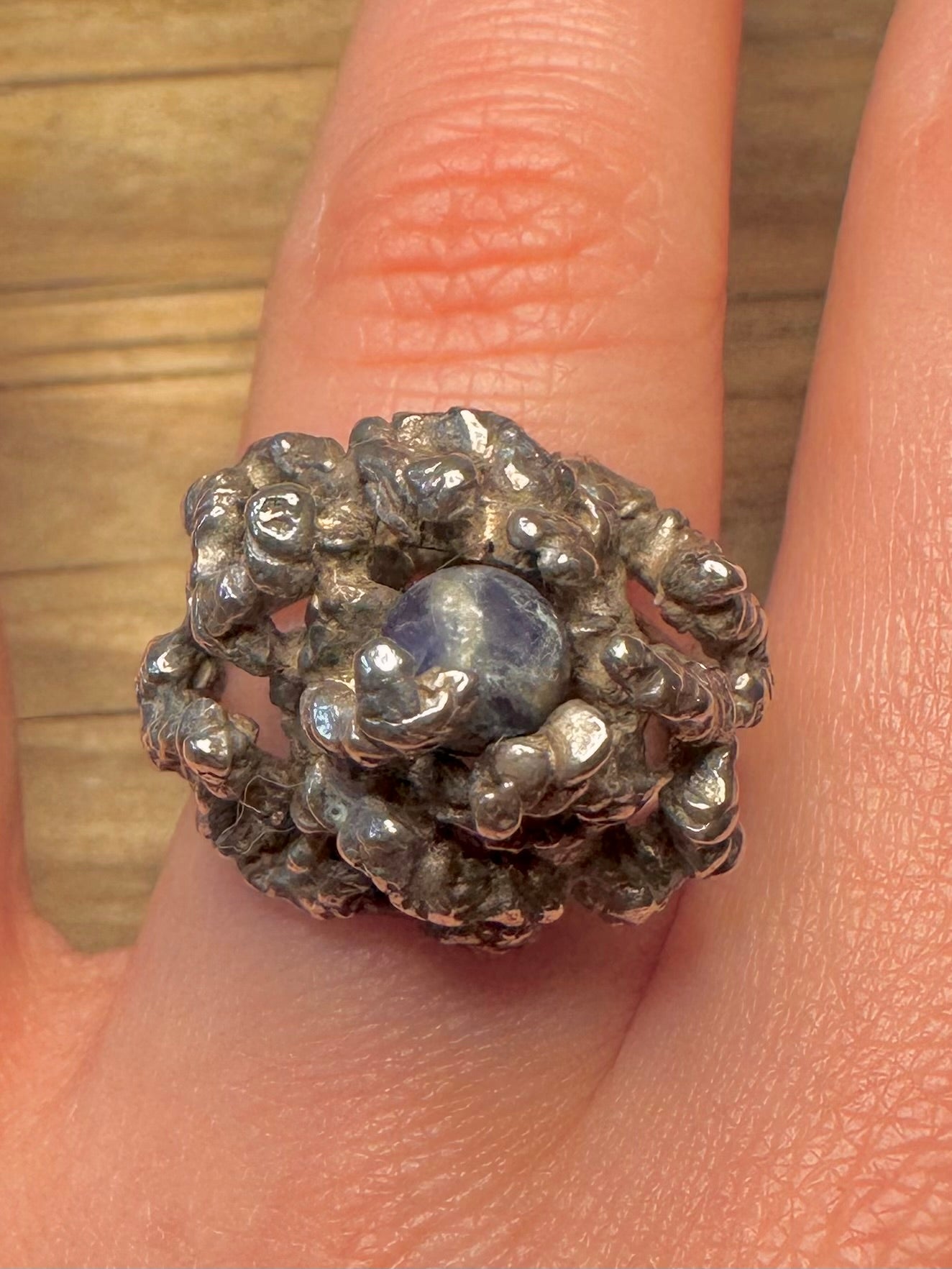 Brutalistisch texturierter Lapiskugel-Ring aus 925er Sterlingsilber Größe O