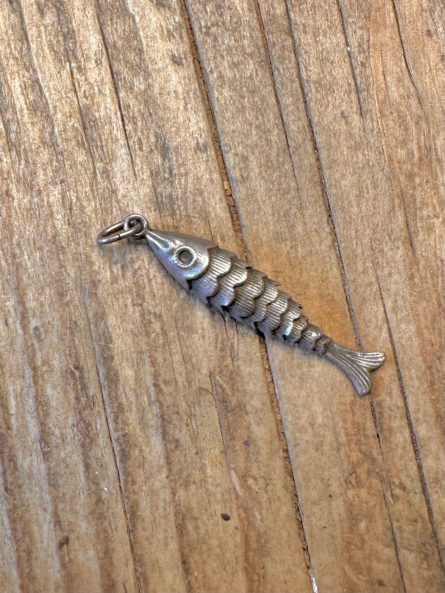 Gelenkiger Fisch-Silberanhänger