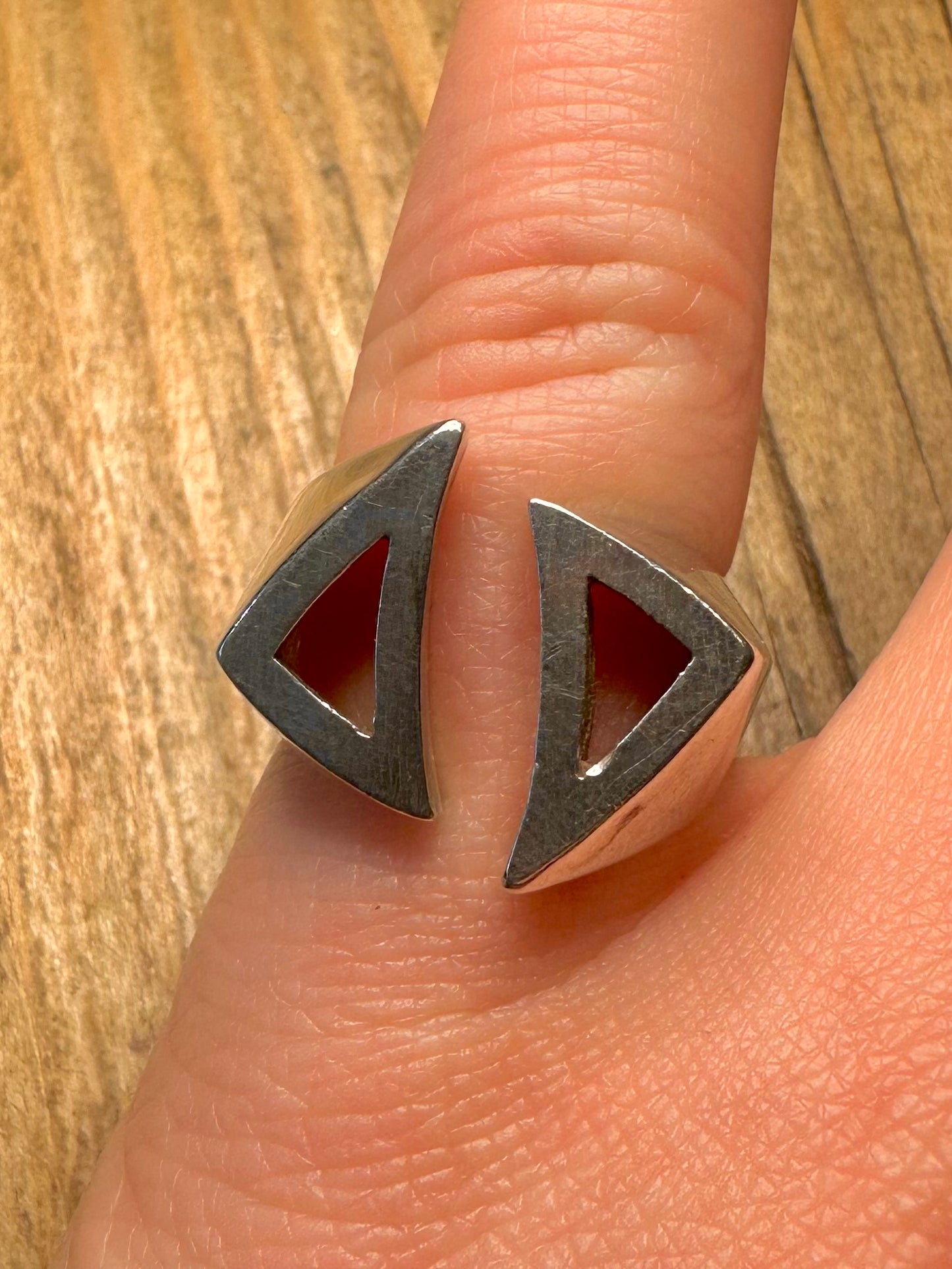 Abstrakter, zeitgenössischer offener Ring aus 835er Silber, Größe M