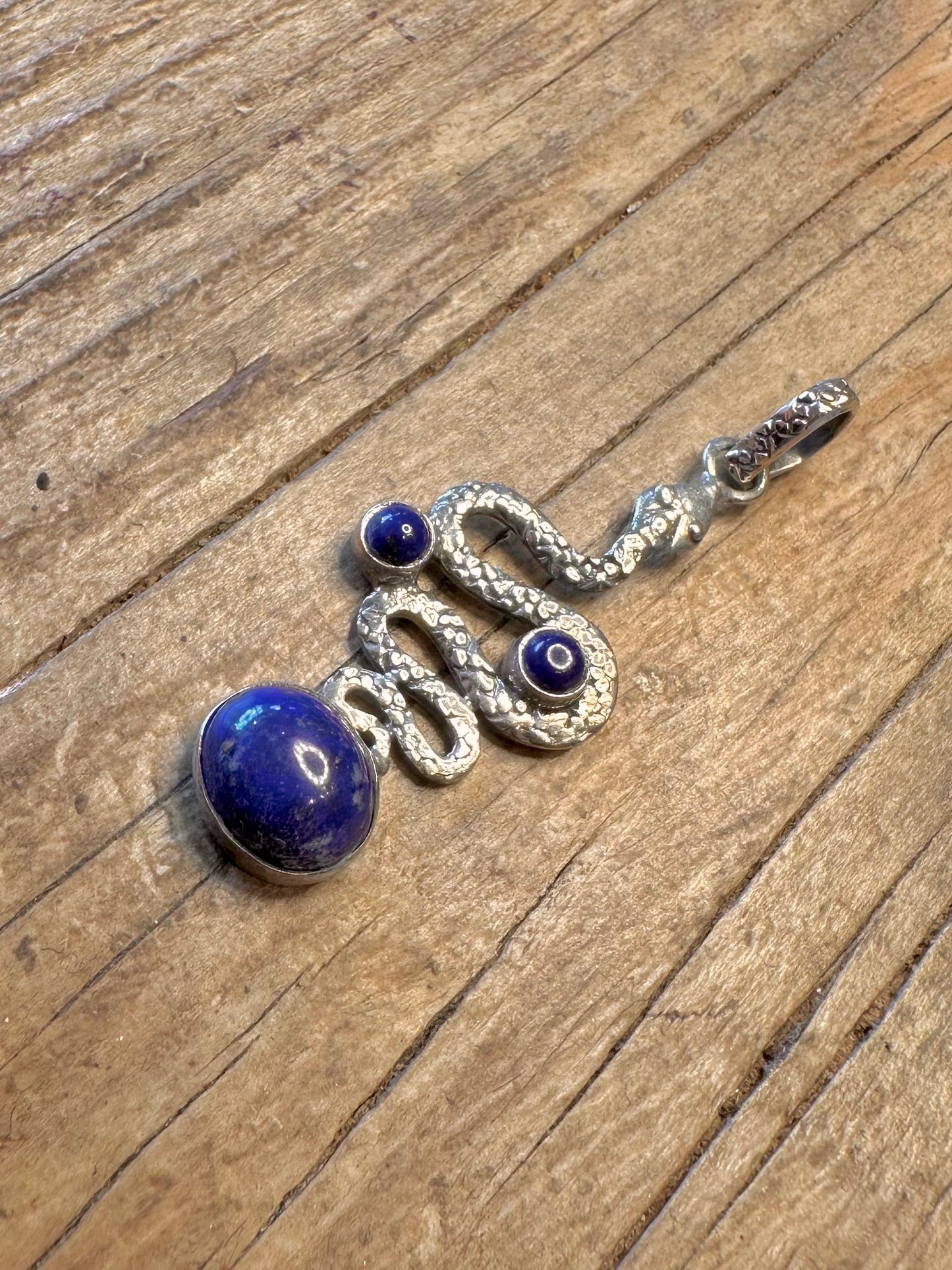 Schlangen-Lapislazuli-Anhänger aus strukturiertem 925er Sterlingsilber