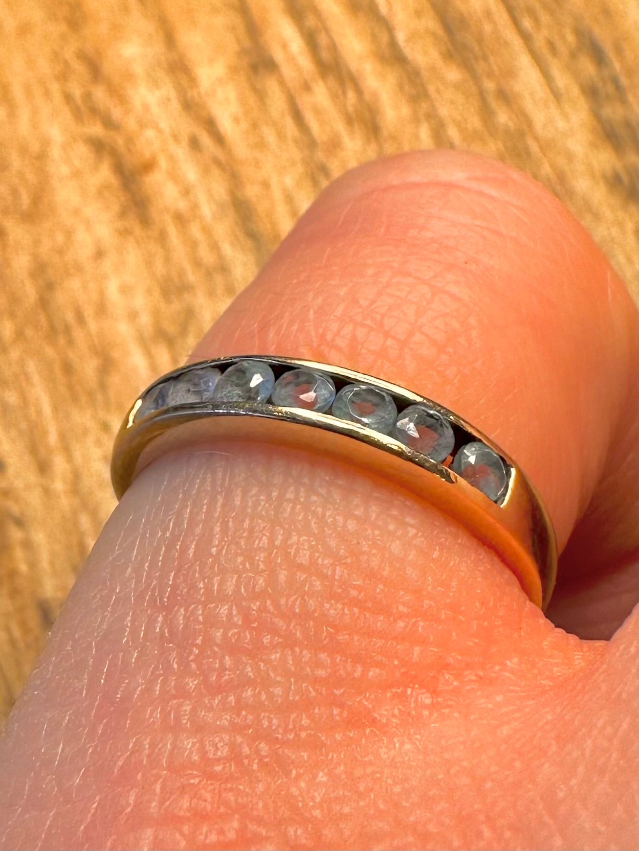 9 Karat Gold blauer Stein Halb-Eternity-Ring Größe M