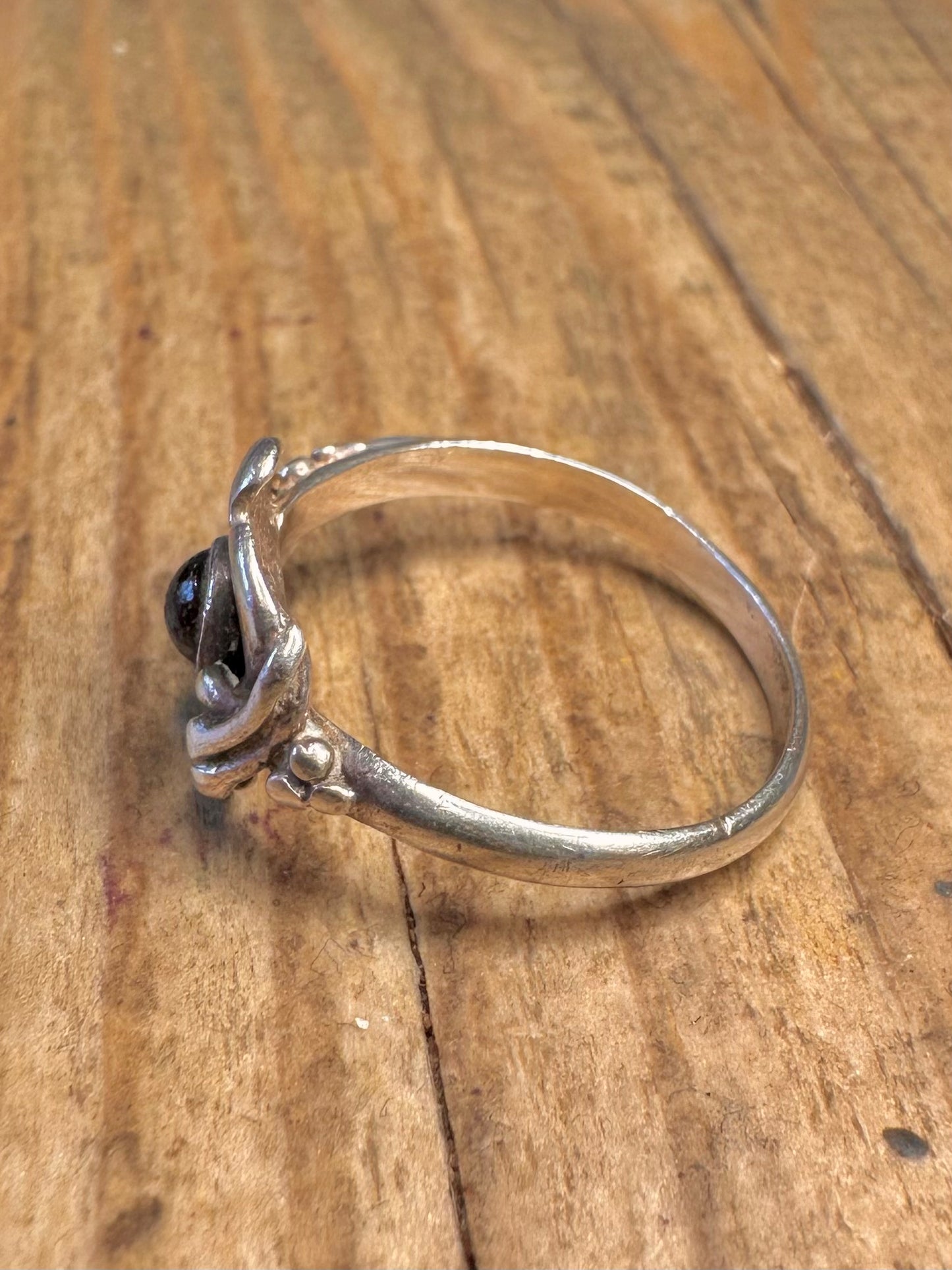Ring aus 925er Sterlingsilber mit rotem Stein und Blumenmuster, Größe N