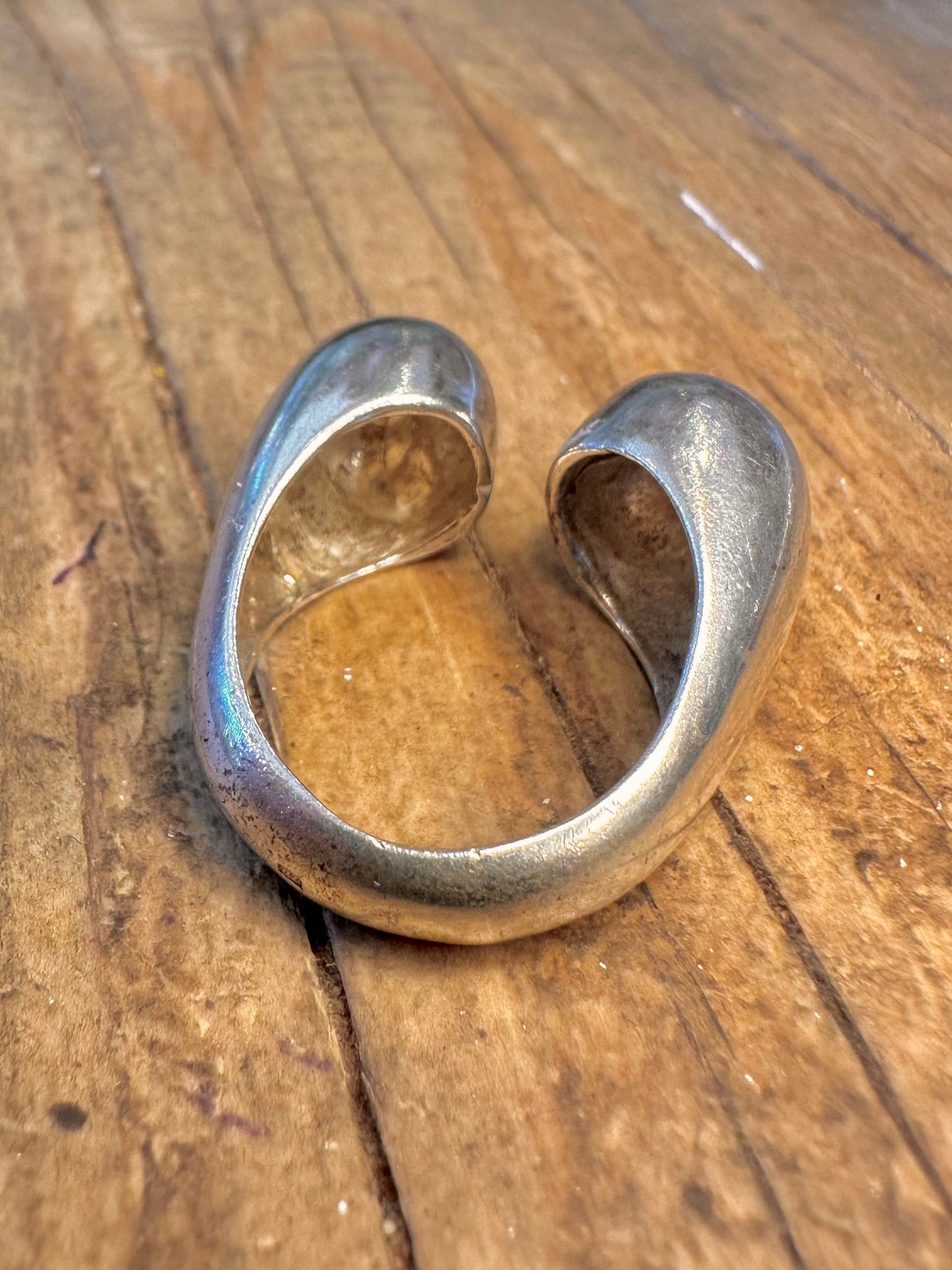 Abstrakter modernistischer kugelförmiger Ring aus 925er Sterlingsilber Größe K