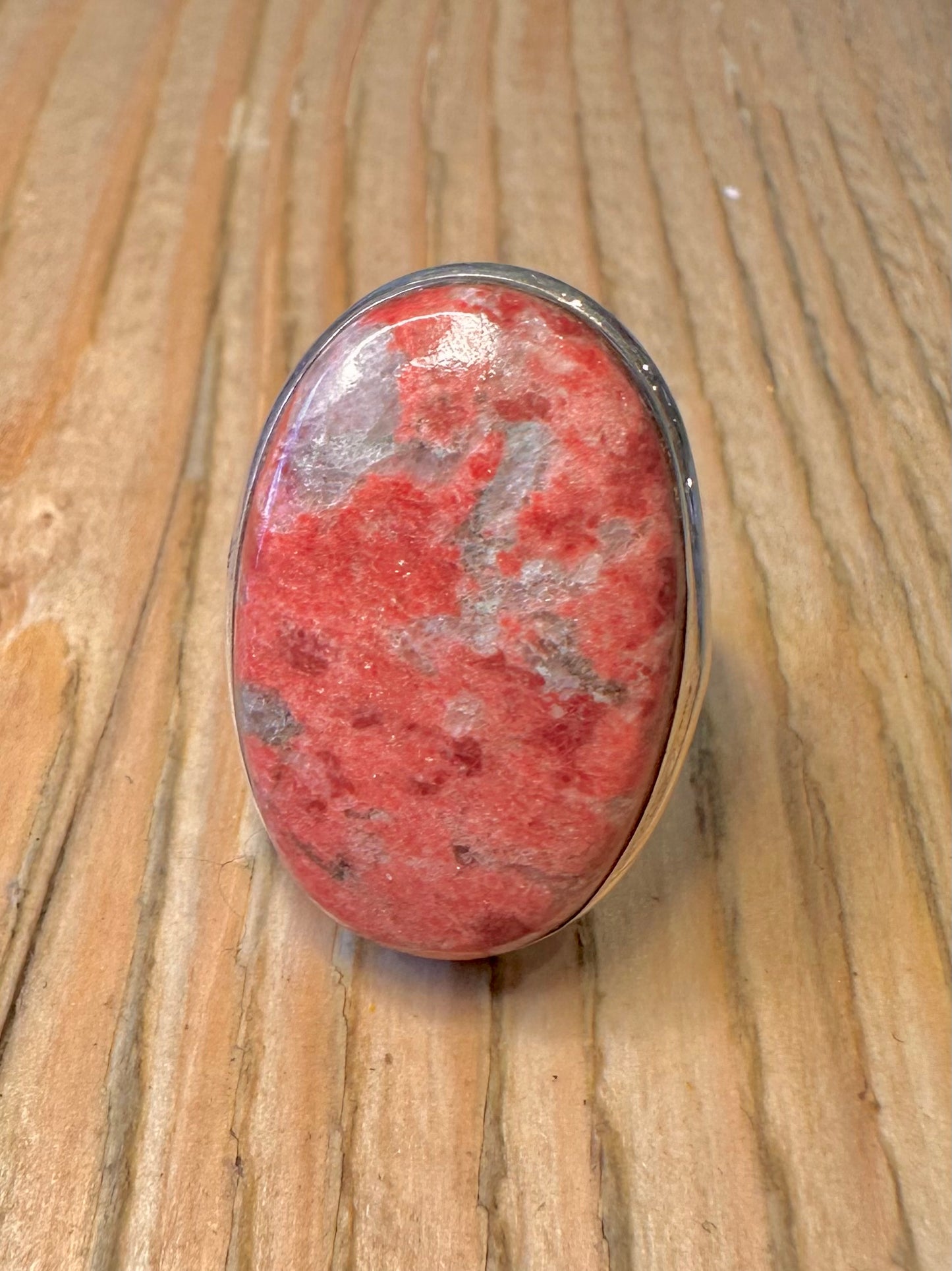 Moderner ovaler, rosa Thulit-Ring aus 925er Sterlingsilber, Größe O