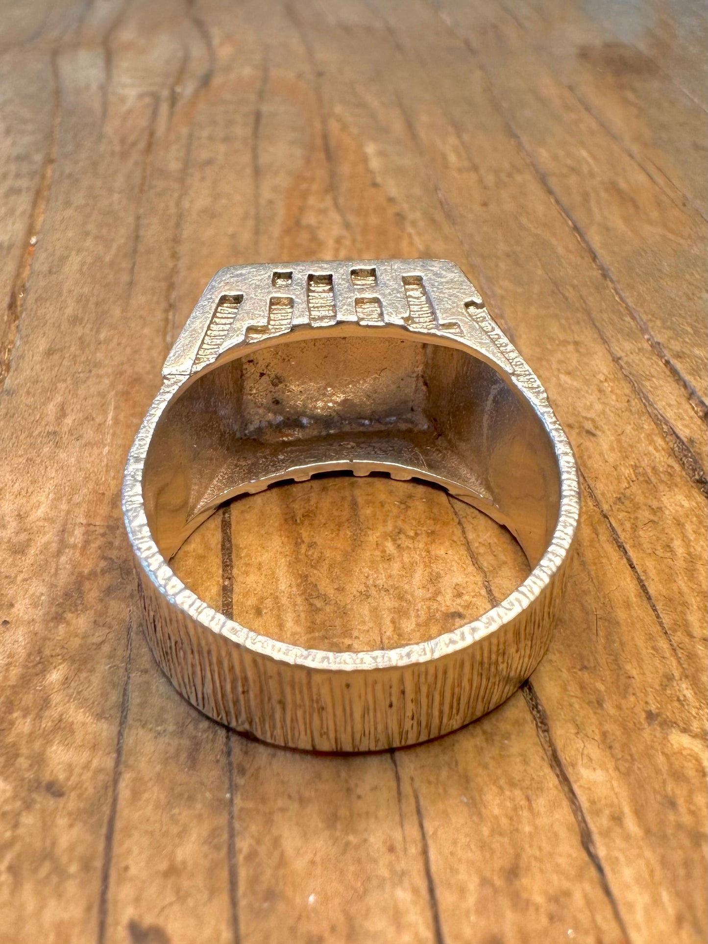 Quadratischer Ring, 1982, mit Siegel, strukturiertem Rindeneffekt, 925er Sterlingsilber, punziert, Größe T