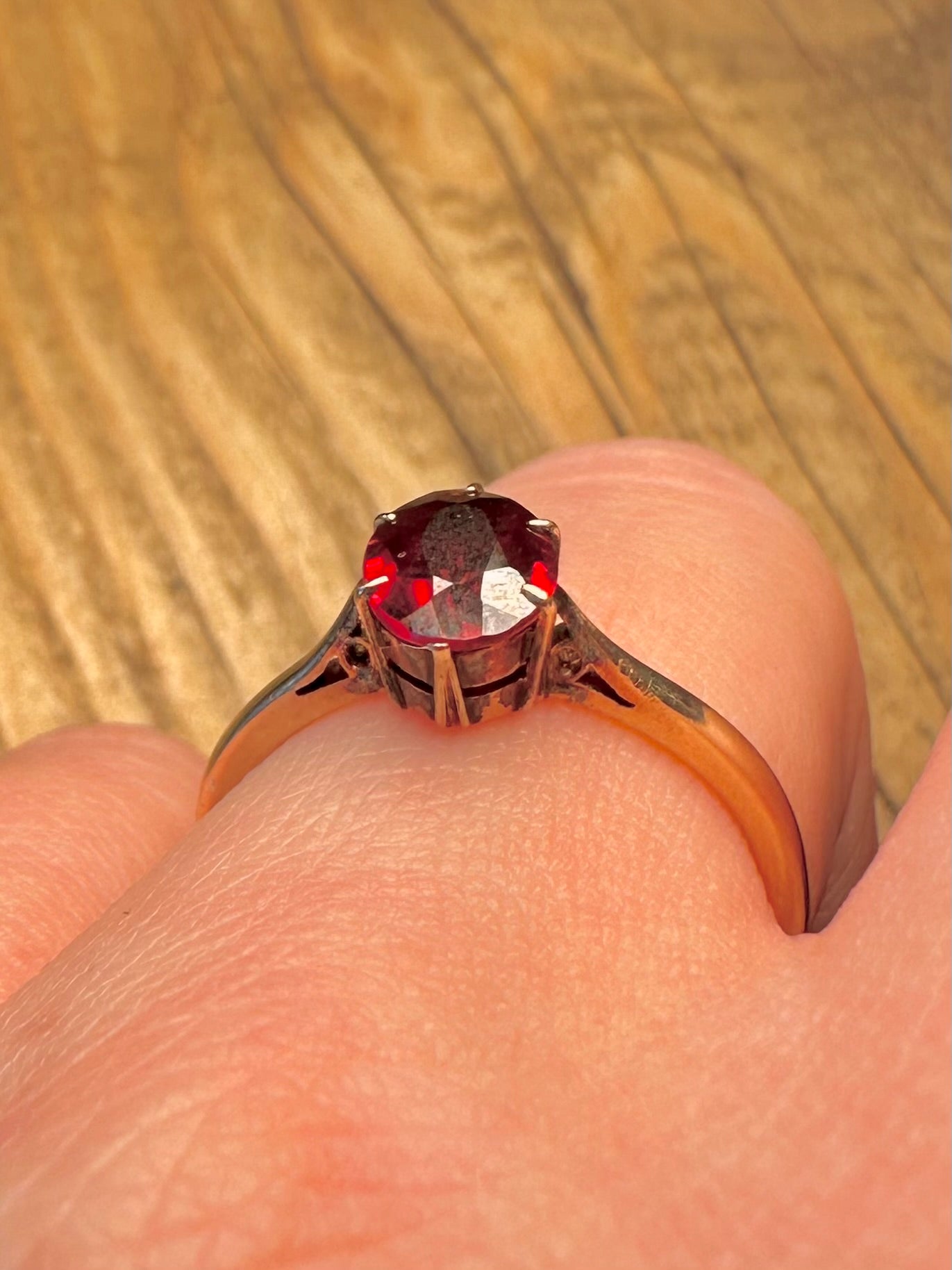 9 Karat Gold Granat Solitär Ring Größe Q