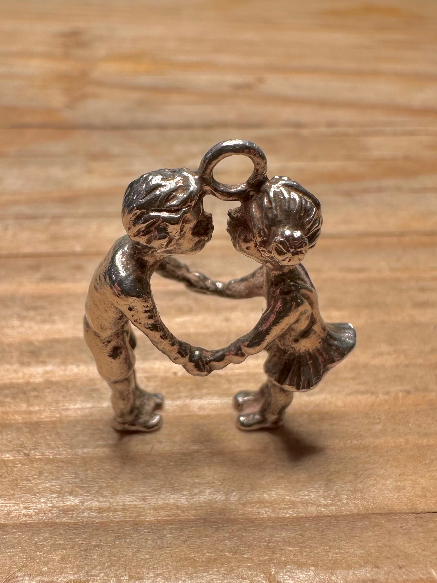 Anhänger aus 925er Sterlingsilber mit Jungen- und Mädchenmotiv im Vintage-Stil