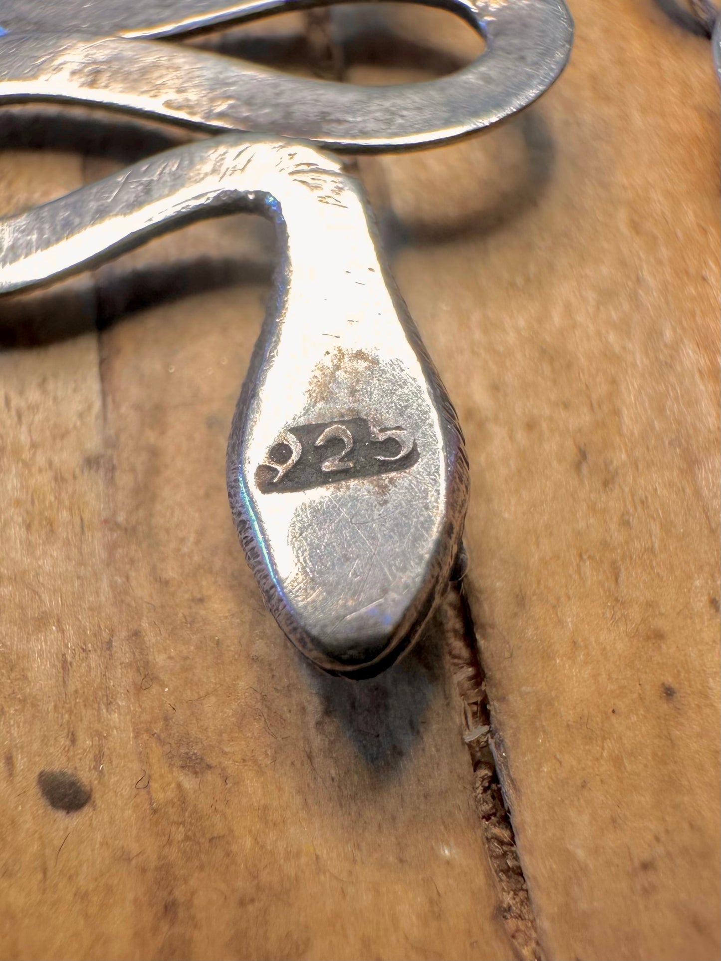 Schlangenstrukturierte, vergoldete Ohrringe aus 925er Sterlingsilber mit Köpfen