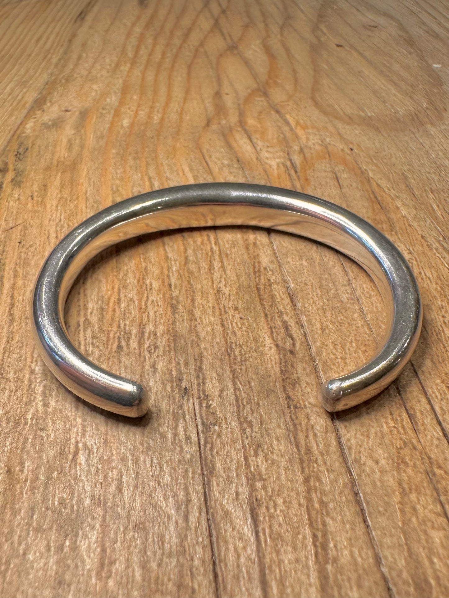 Modernist Wuchtiger abgerundeter Armreif aus 925er Sterlingsilber