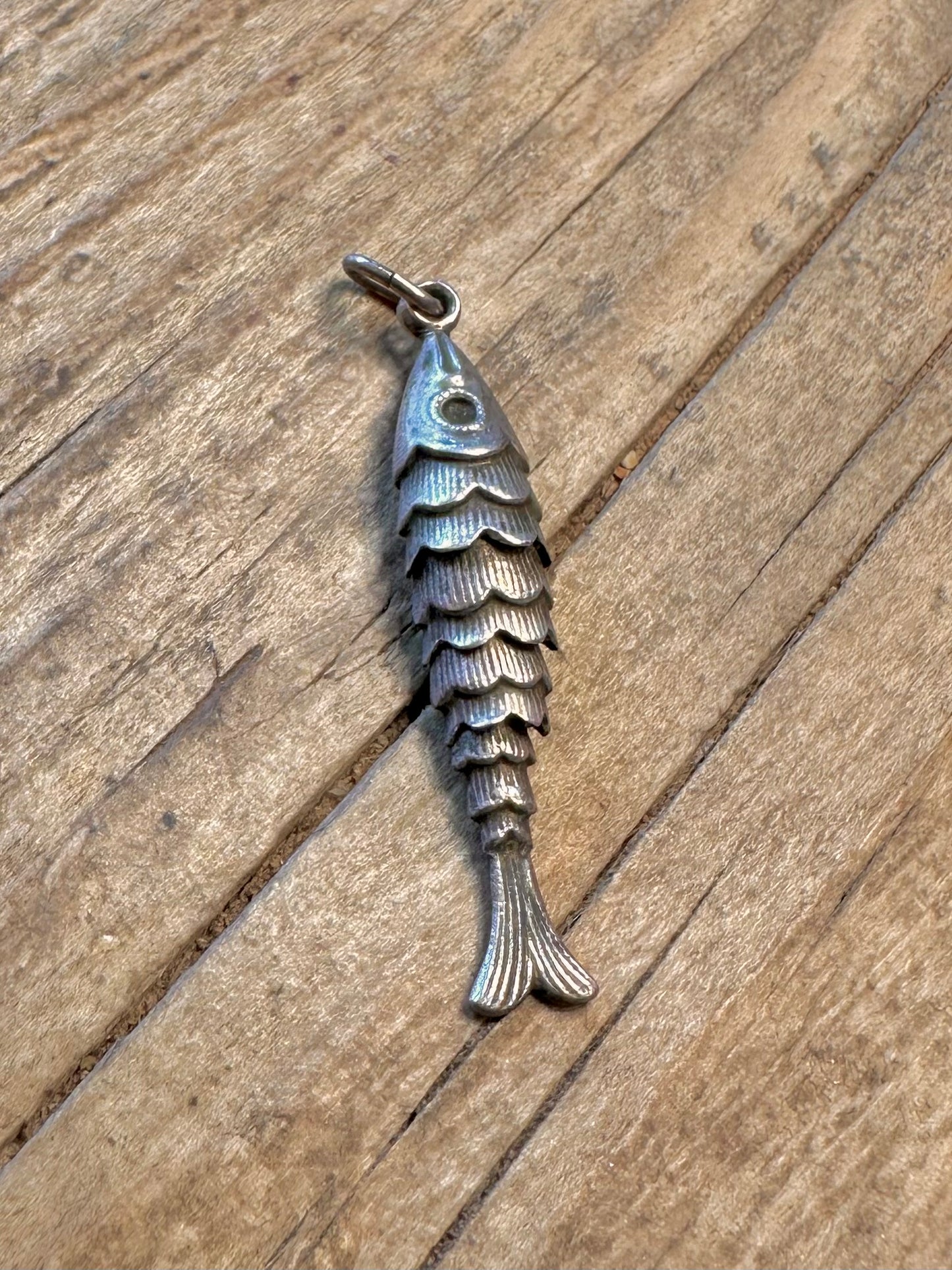 Gelenkiger Fisch-Silberanhänger