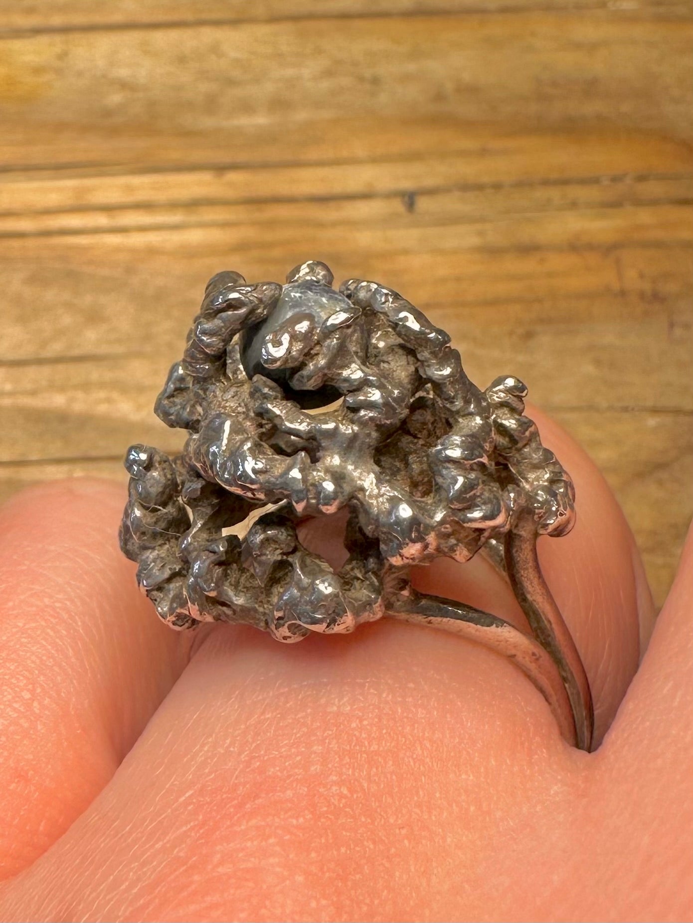 Brutalistisch texturierter Lapiskugel-Ring aus 925er Sterlingsilber Größe O