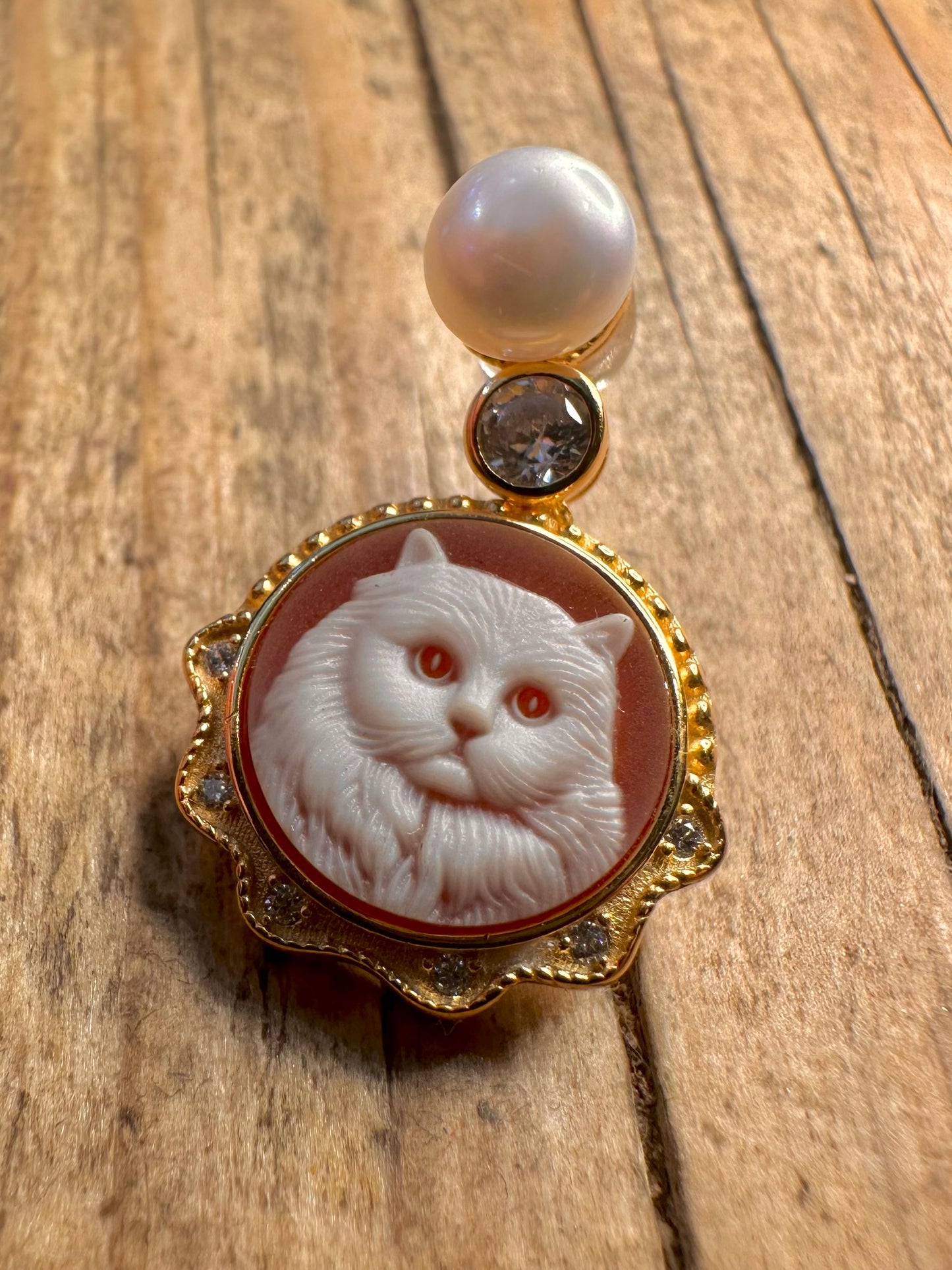 Ohrringe mit Katzen-Cameo, Perle und weißem Stein in Gold auf 925er Sterlingsilber