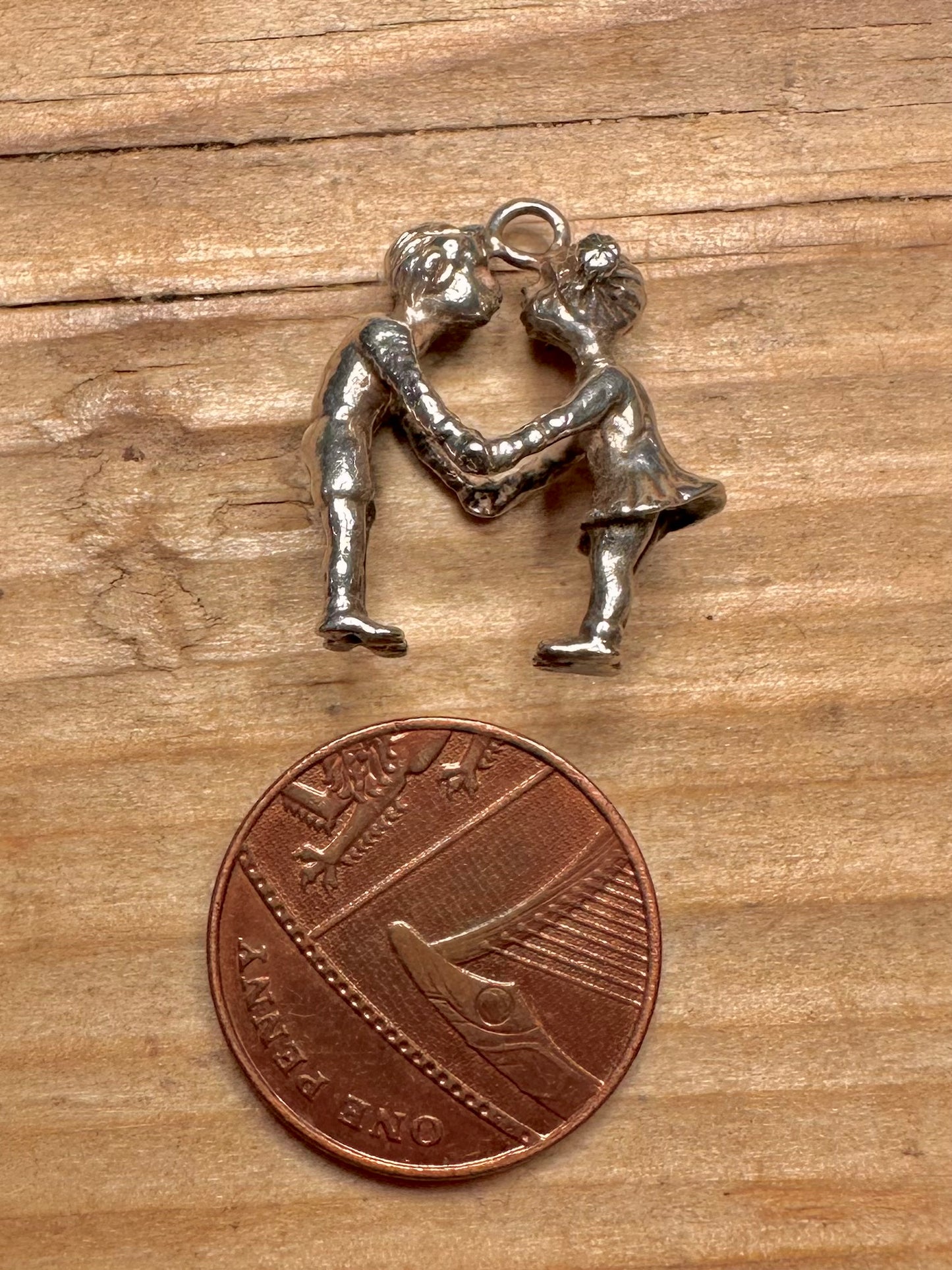 Anhänger aus 925er Sterlingsilber mit Jungen- und Mädchenmotiv im Vintage-Stil