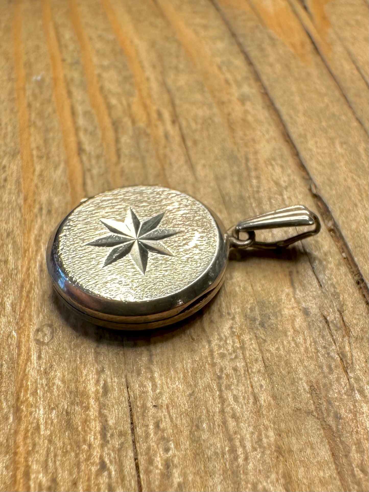 Vintage 1975 Circle Engraved Locket 925 Sterling Silver Pendant