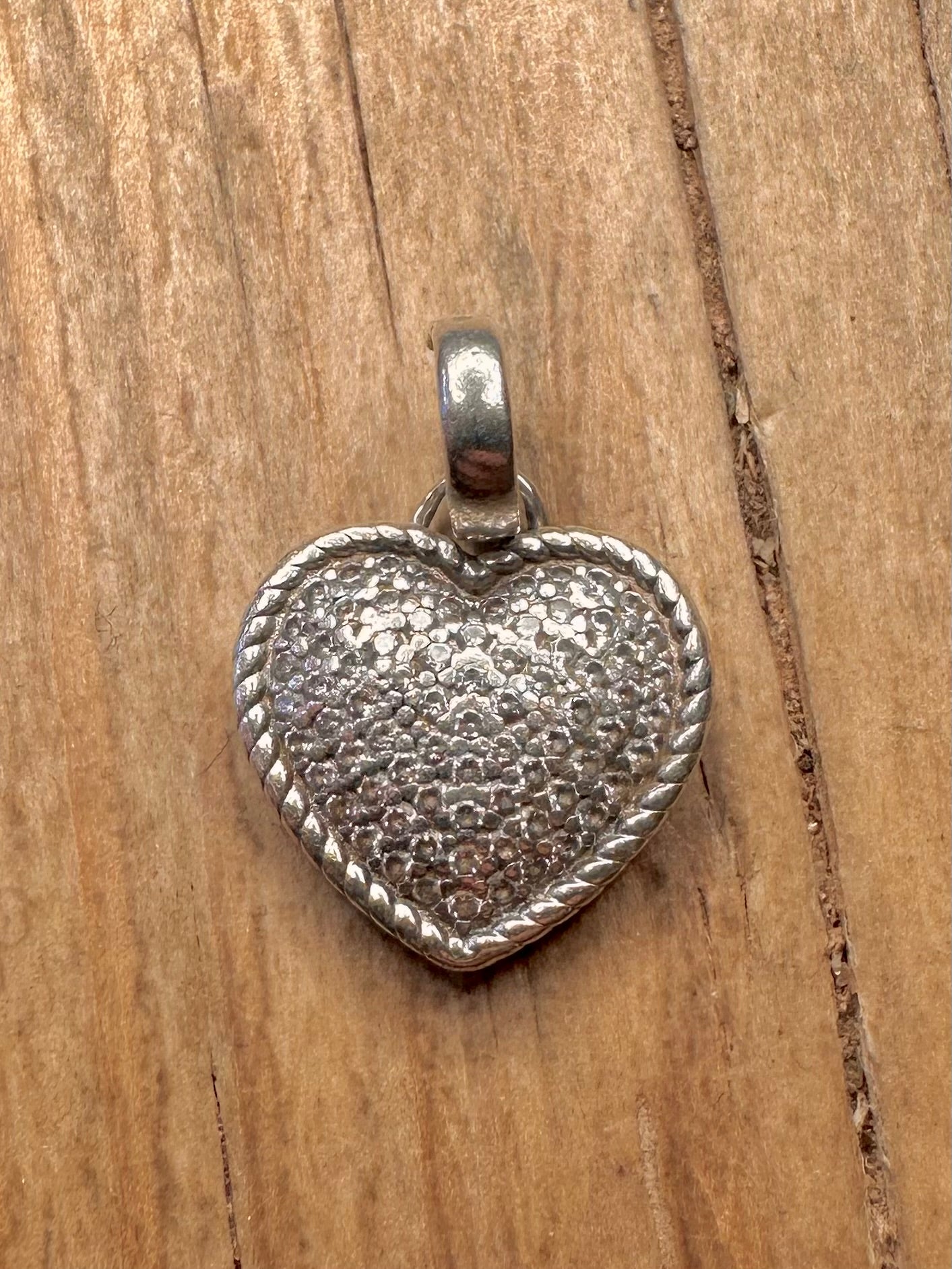 Moderner CZ-Herzanhänger aus 925er Sterlingsilber