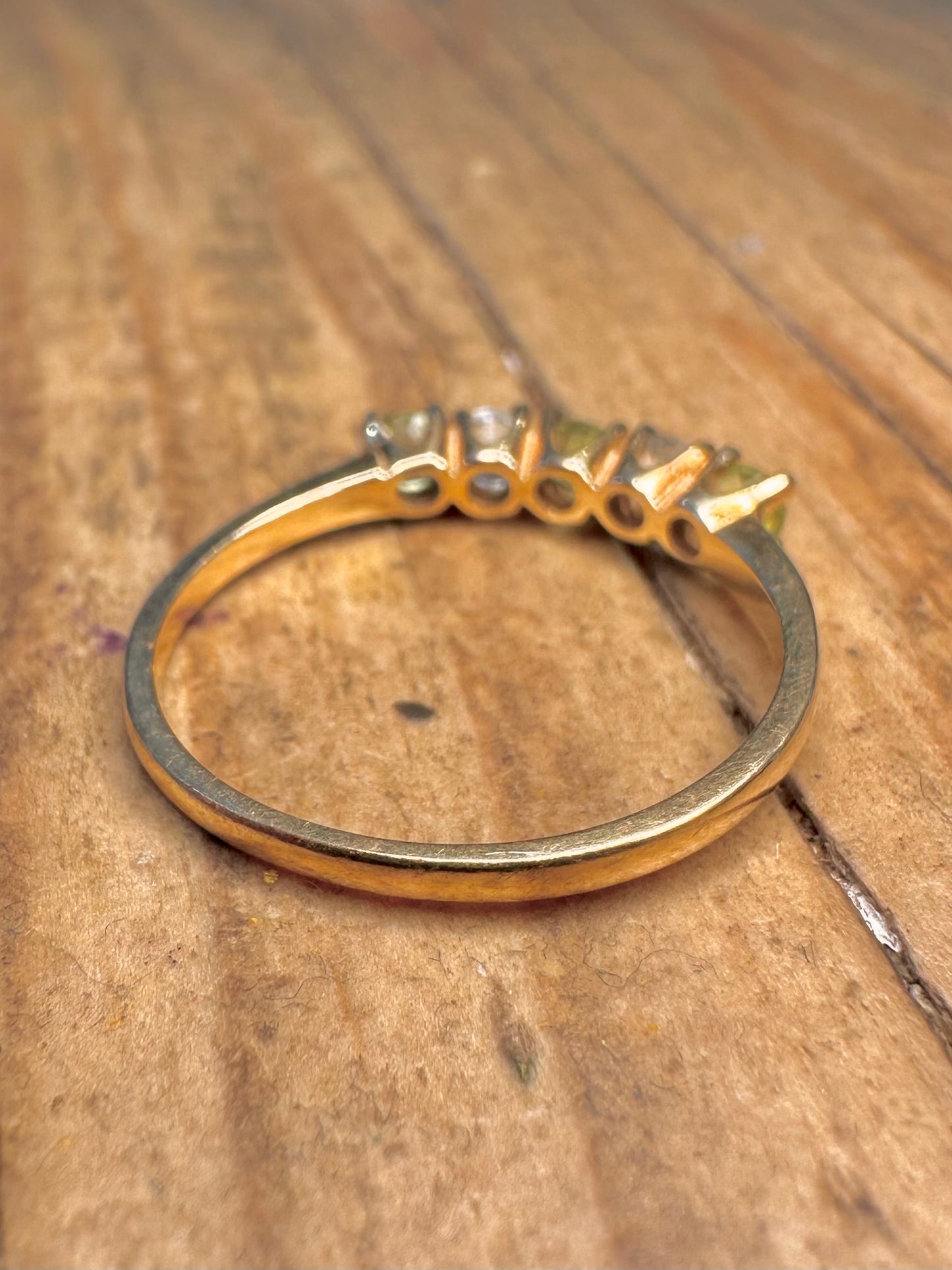 Ring aus 9 Karat Gold mit Peridot und fünf weißen Steinen, Größe N