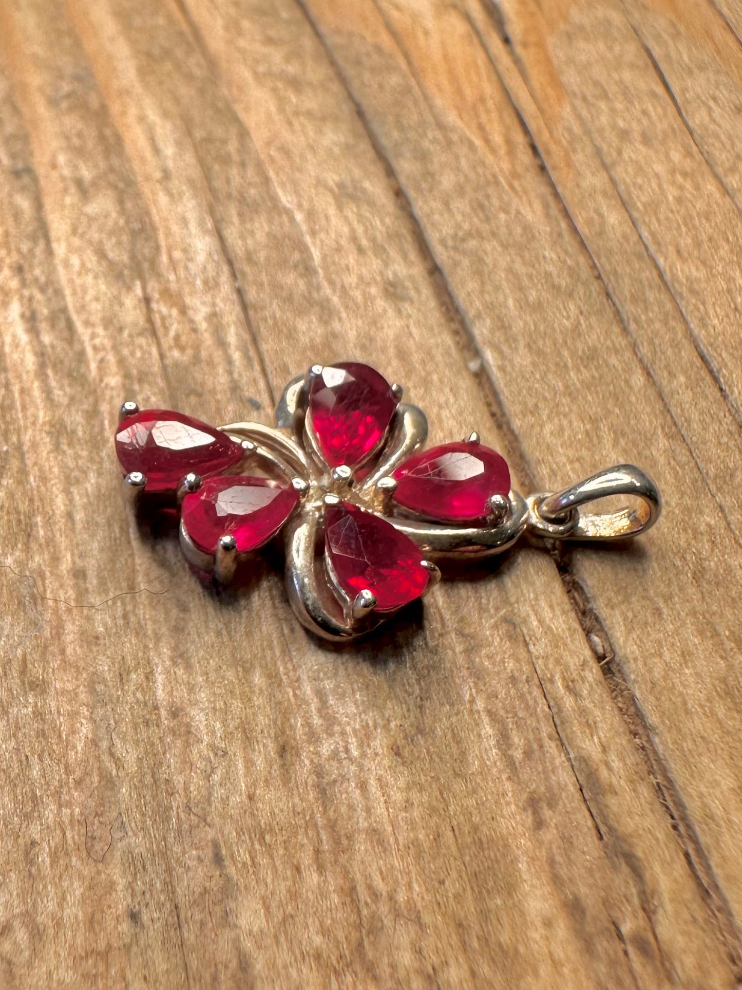 Moderner roter Stein Blumen 925 Sterlingsilber Anhänger
