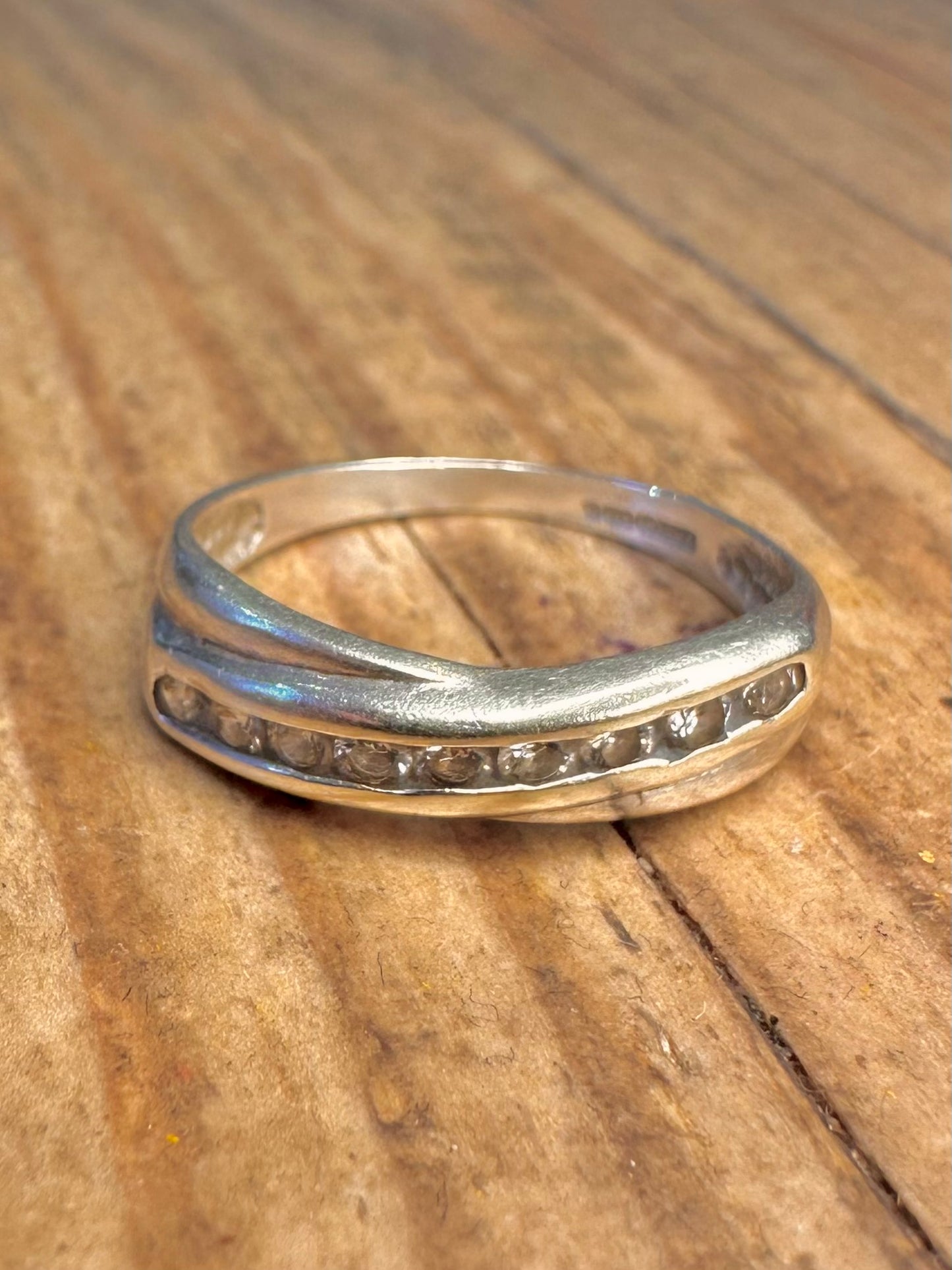 9 Karat Weißgold weiße Steine Kreuz Eternity Ring Größe M