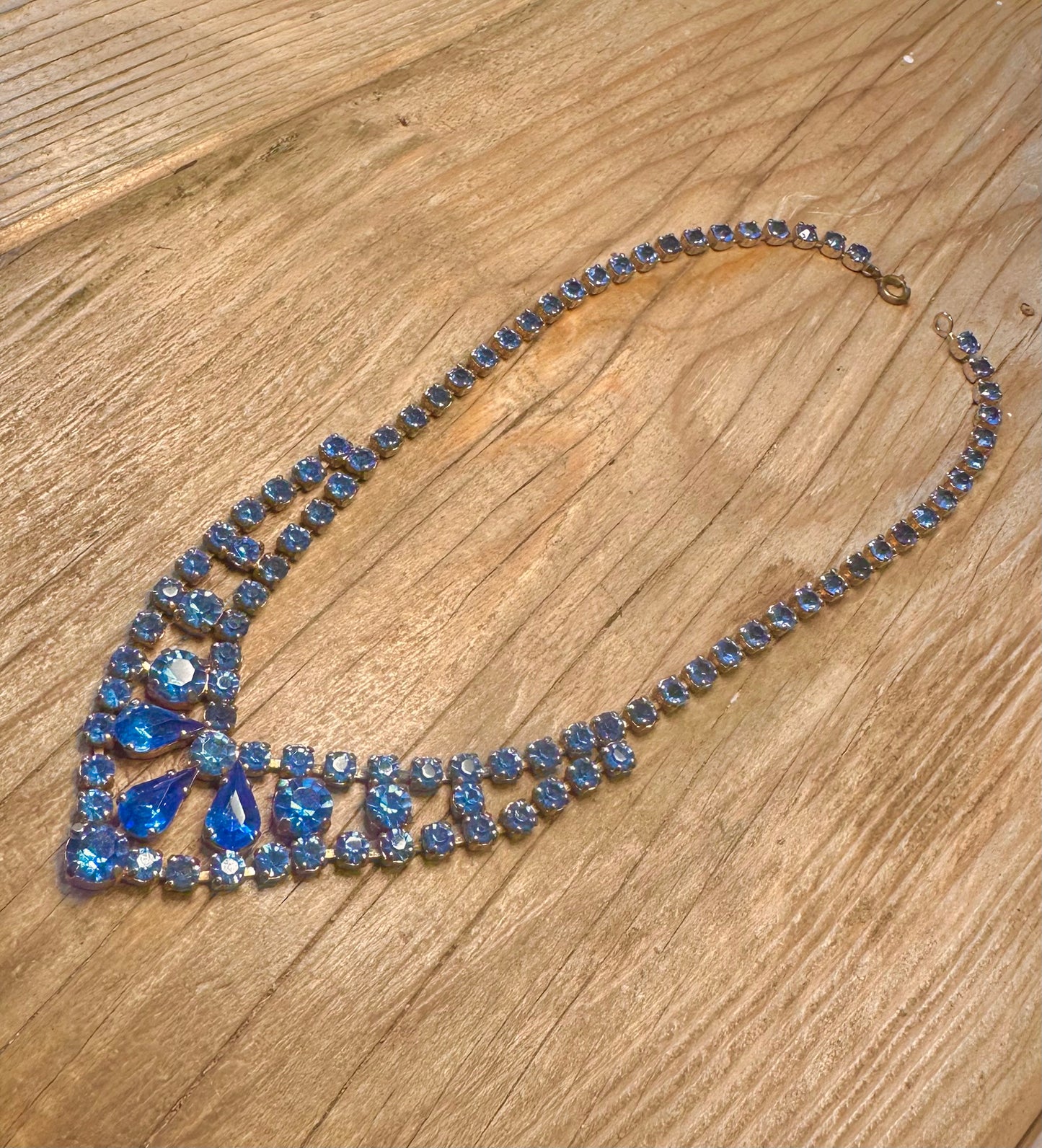 Vintage Art Déco blaue Strass-Tropfen und runde silberfarbene 15,5 Zoll Kostümkette