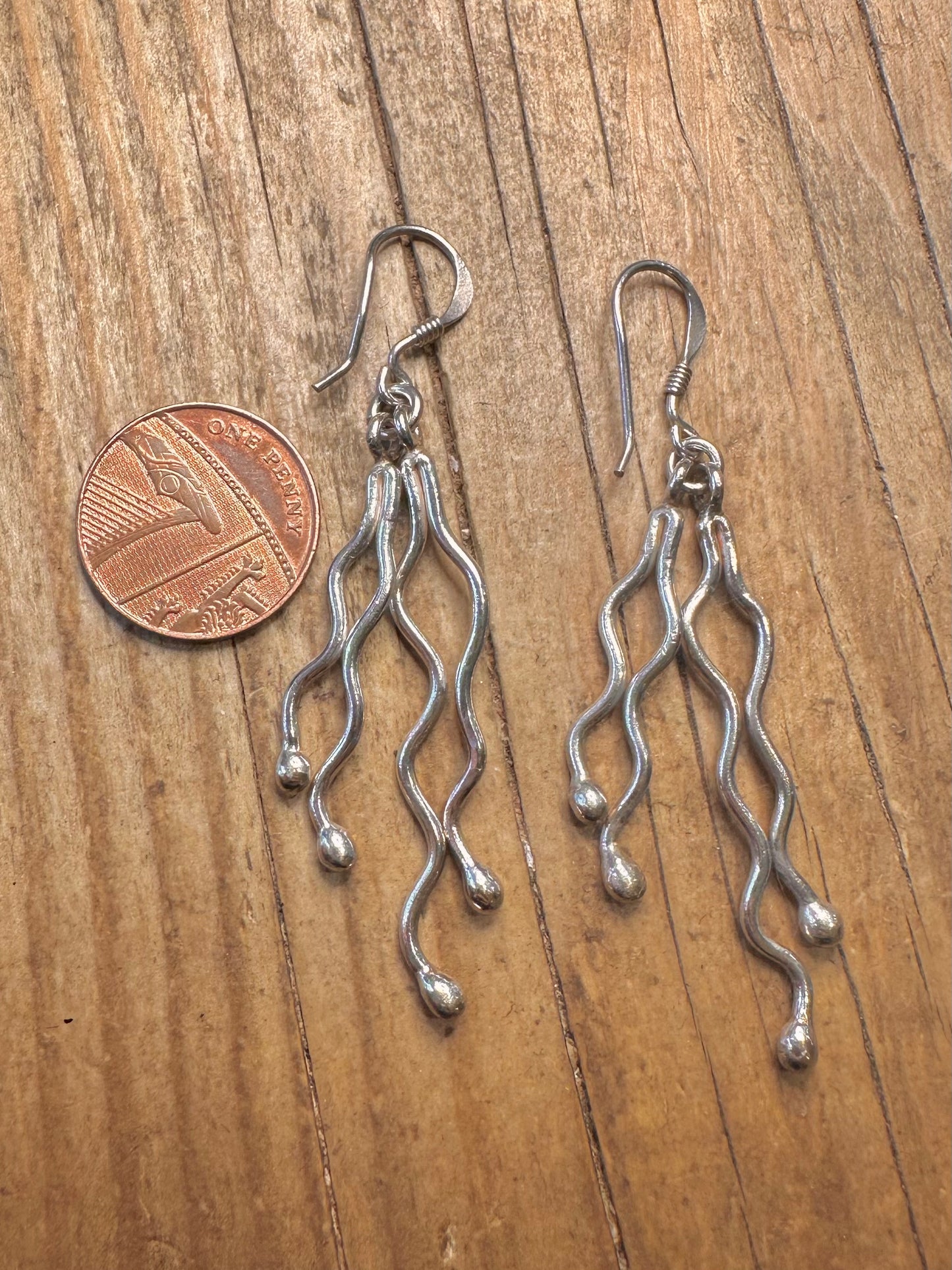 Lange, gewellte Ohrhänger aus 925er Sterlingsilber