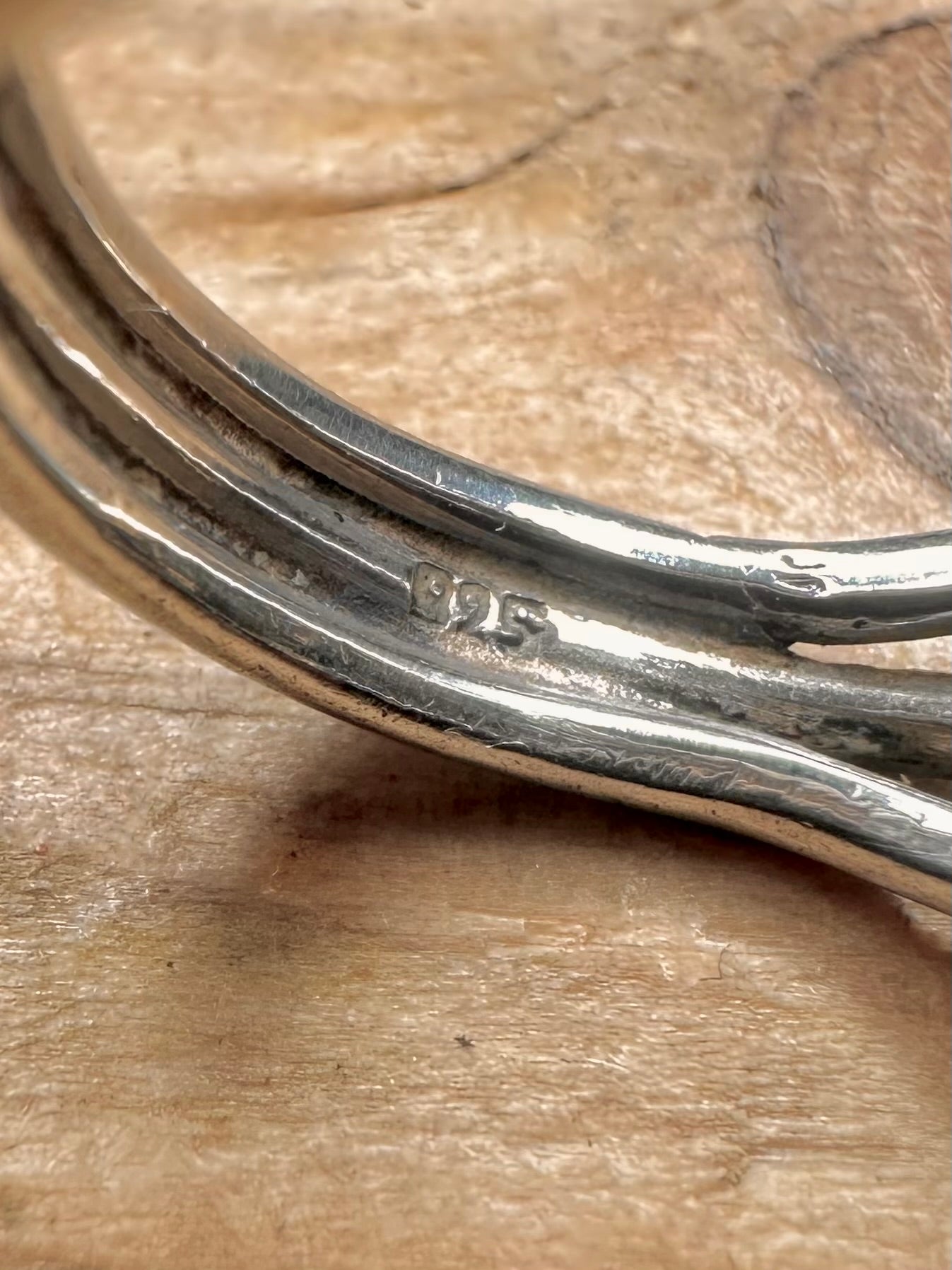 Brutalistisch texturierter Lapiskugel-Ring aus 925er Sterlingsilber Größe O